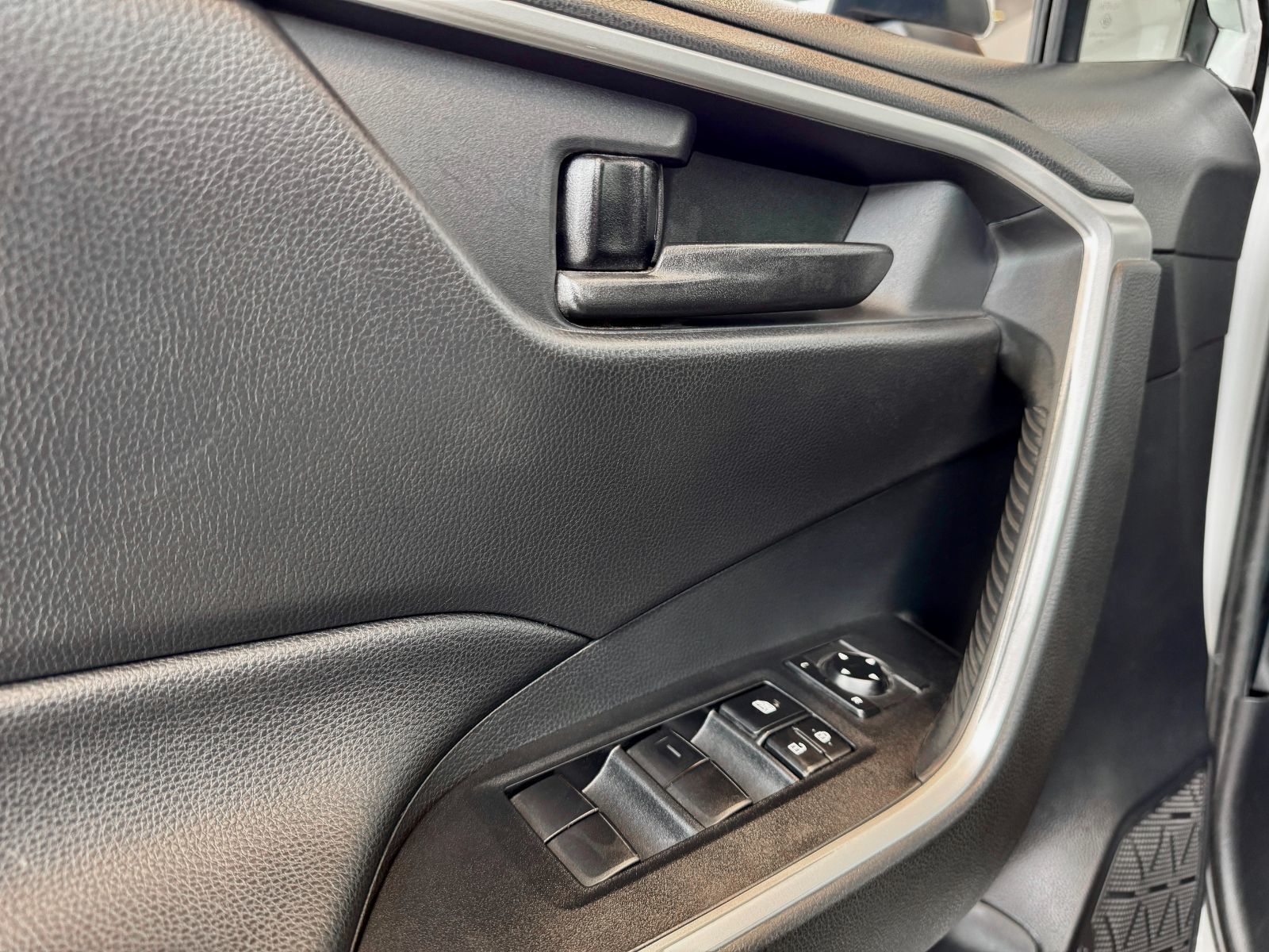 Toyota RAV4 LE 2020-28
