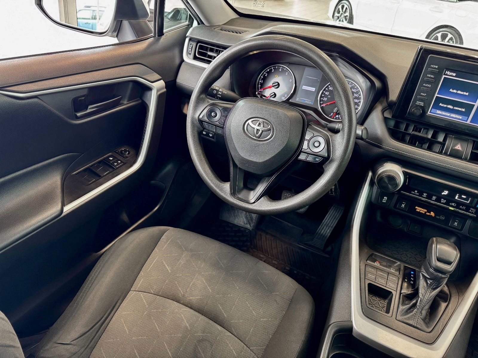 Toyota RAV4 LE 2020-16