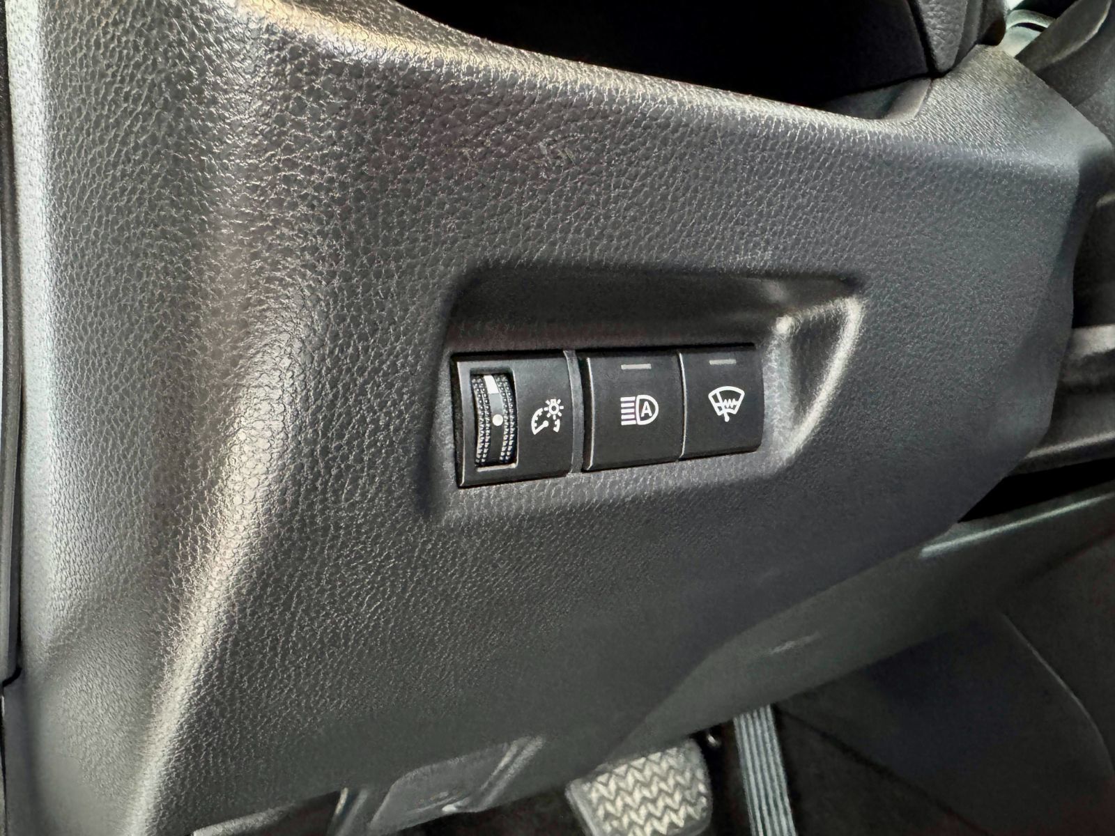Toyota RAV4 LE 2020-27