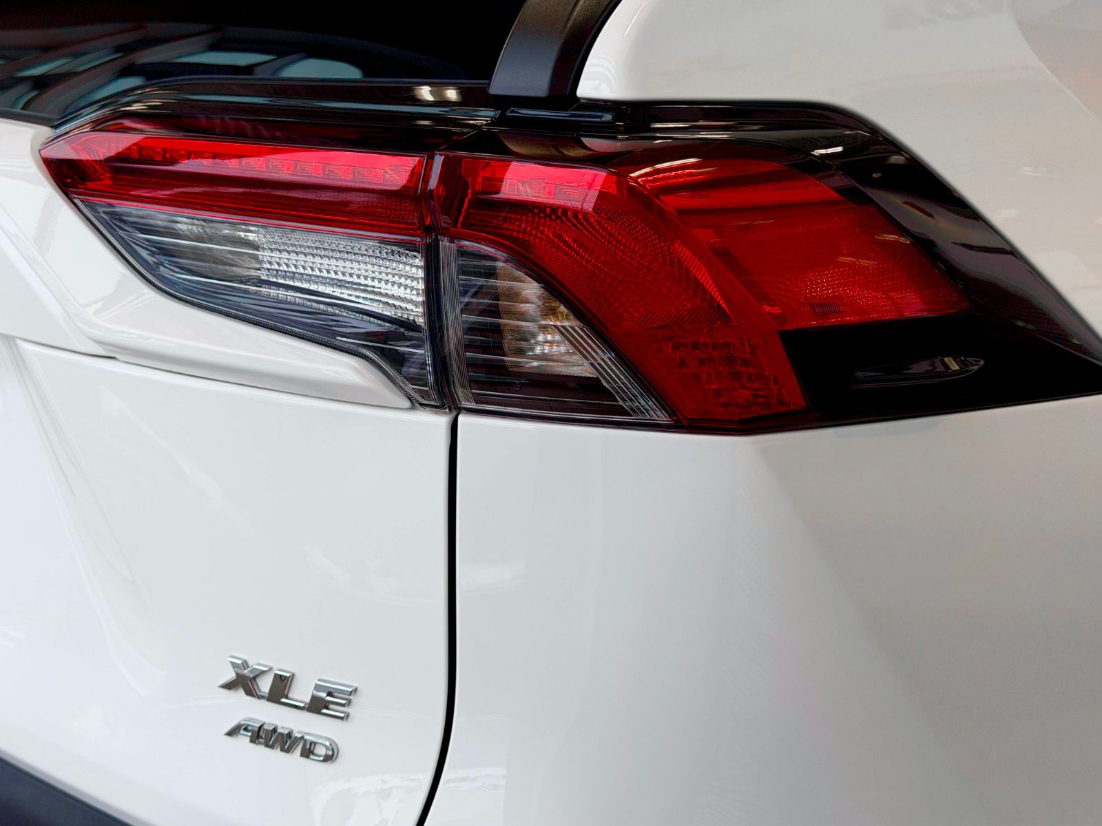 2020 Toyota RAV4 XLE AWD-11