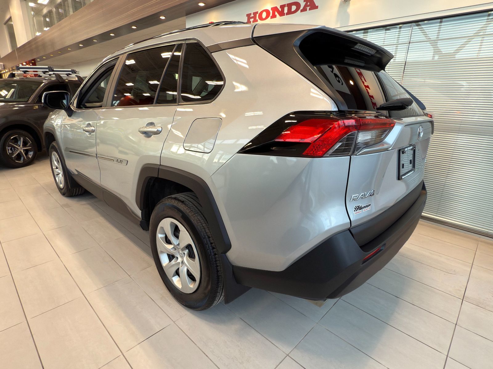 Toyota RAV4 LE AWD 2021-9