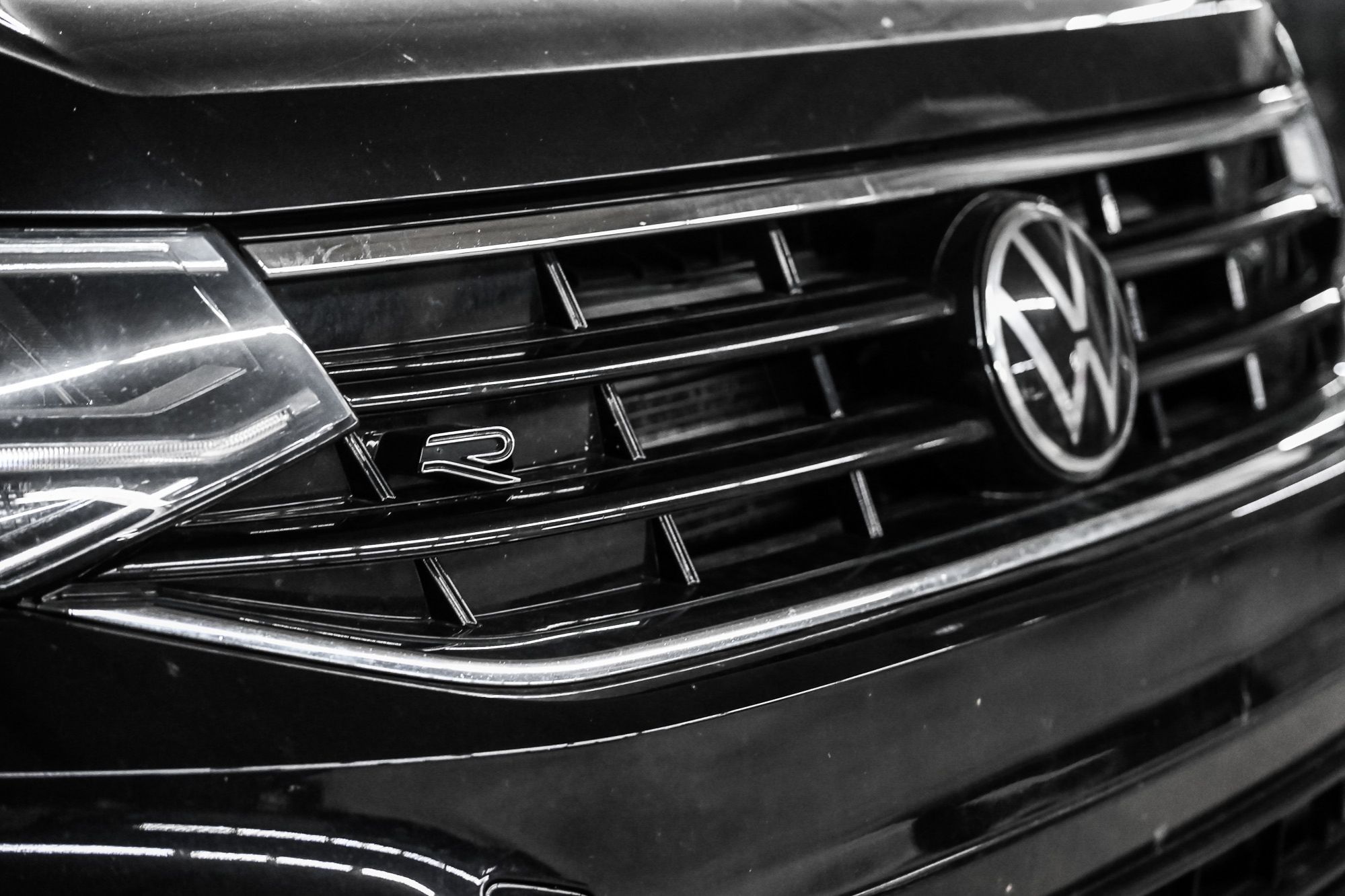 Photo Volkswagen Tiguan Comfortline R-Line Black 2.0T 8sp at w/Tip 4M 2022 #4