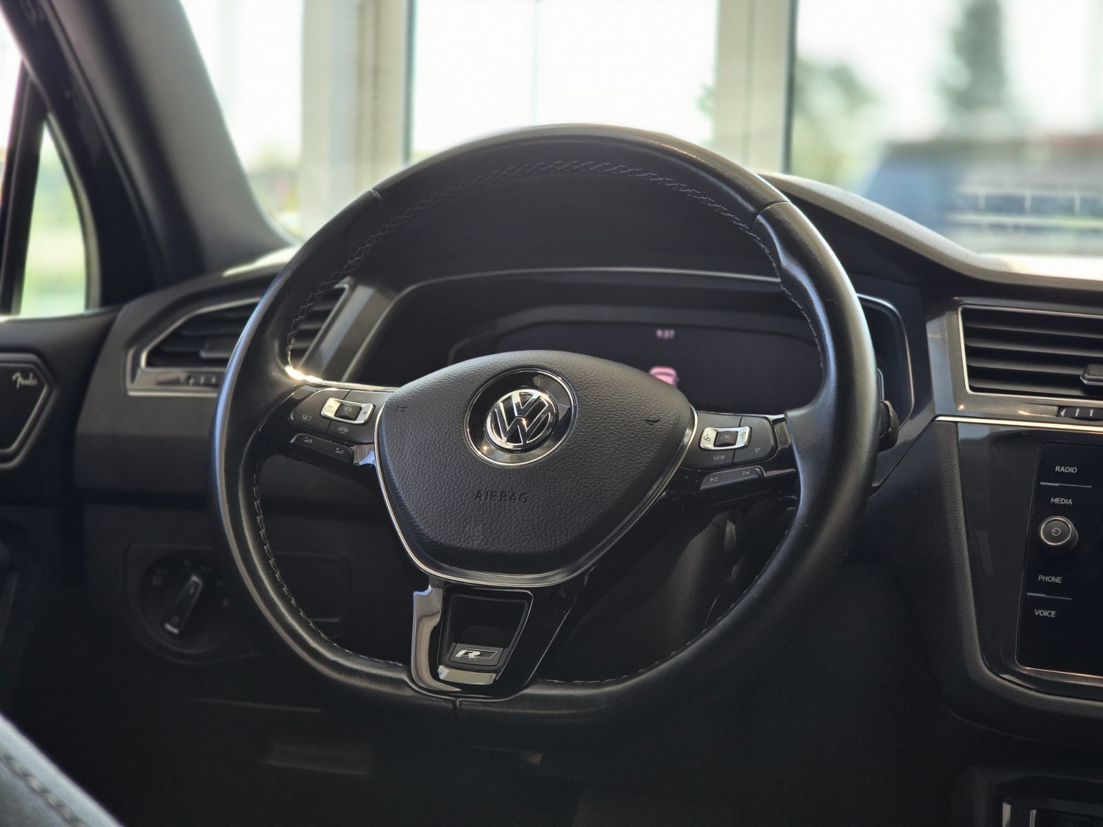 2021 Volkswagen Tiguan Highline R-LINE | TOIT PANO | CUIR | NAV | CARPLAY Highline R-LINE | TOIT PANO | CUIR | NAV | CARPLAY