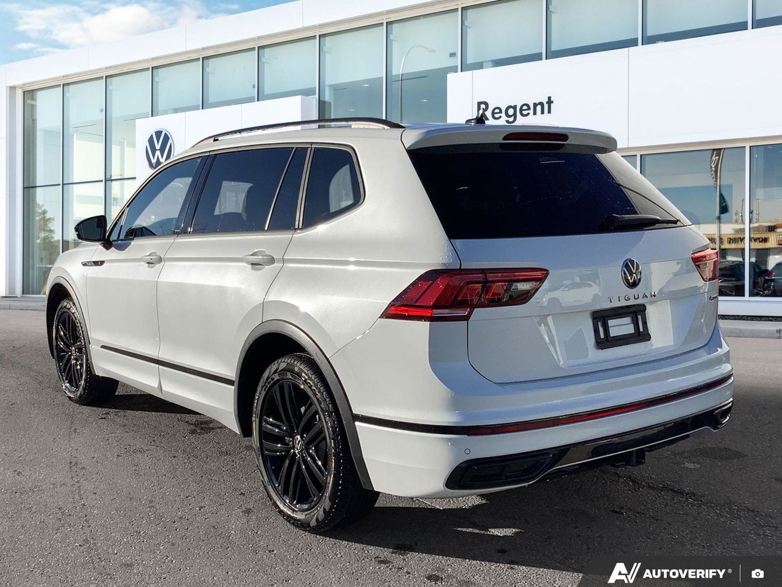 2022 Volkswagen Tiguan Comfortline R-Line Black Edition | One Owner | No Accidents