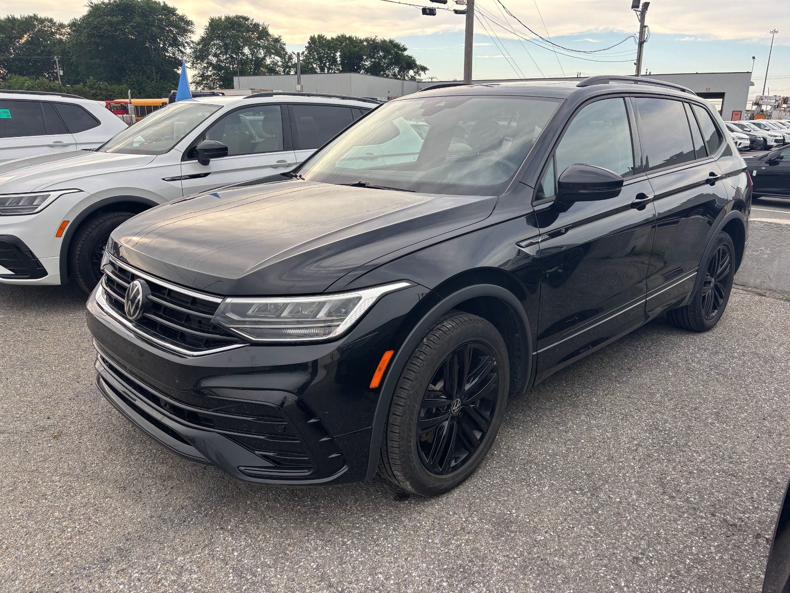 Volkswagen Tiguan Comfortline R-Line Black Edition TOIT PANO 2022 JAMAIS ACCIDENTÉ