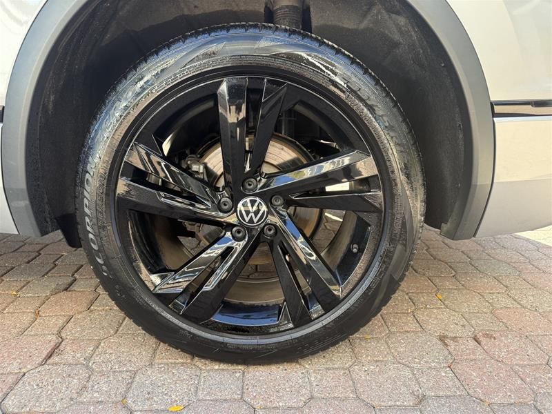 Photo 2024 Volkswagen Tiguan Comfortline R-Line Black 2.0T 8sp at w/Tip 4M #8