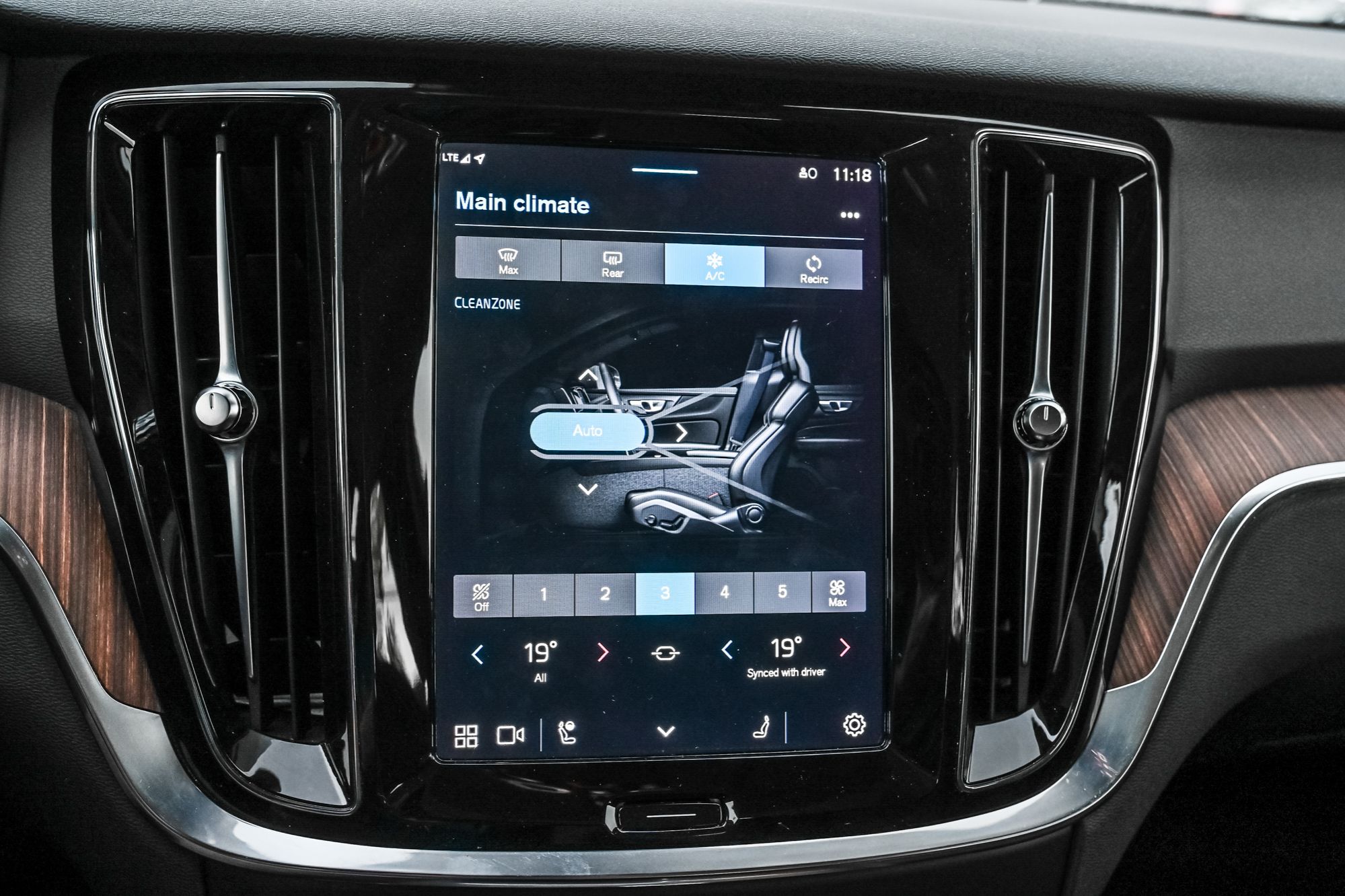 Volvo V60  2023 à Pointe-Claire, Québec