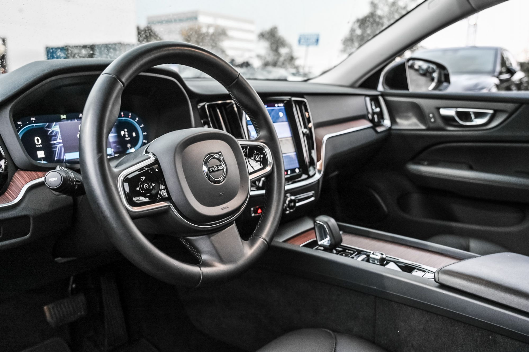 Volvo V60  2023 à Pointe-Claire, Québec