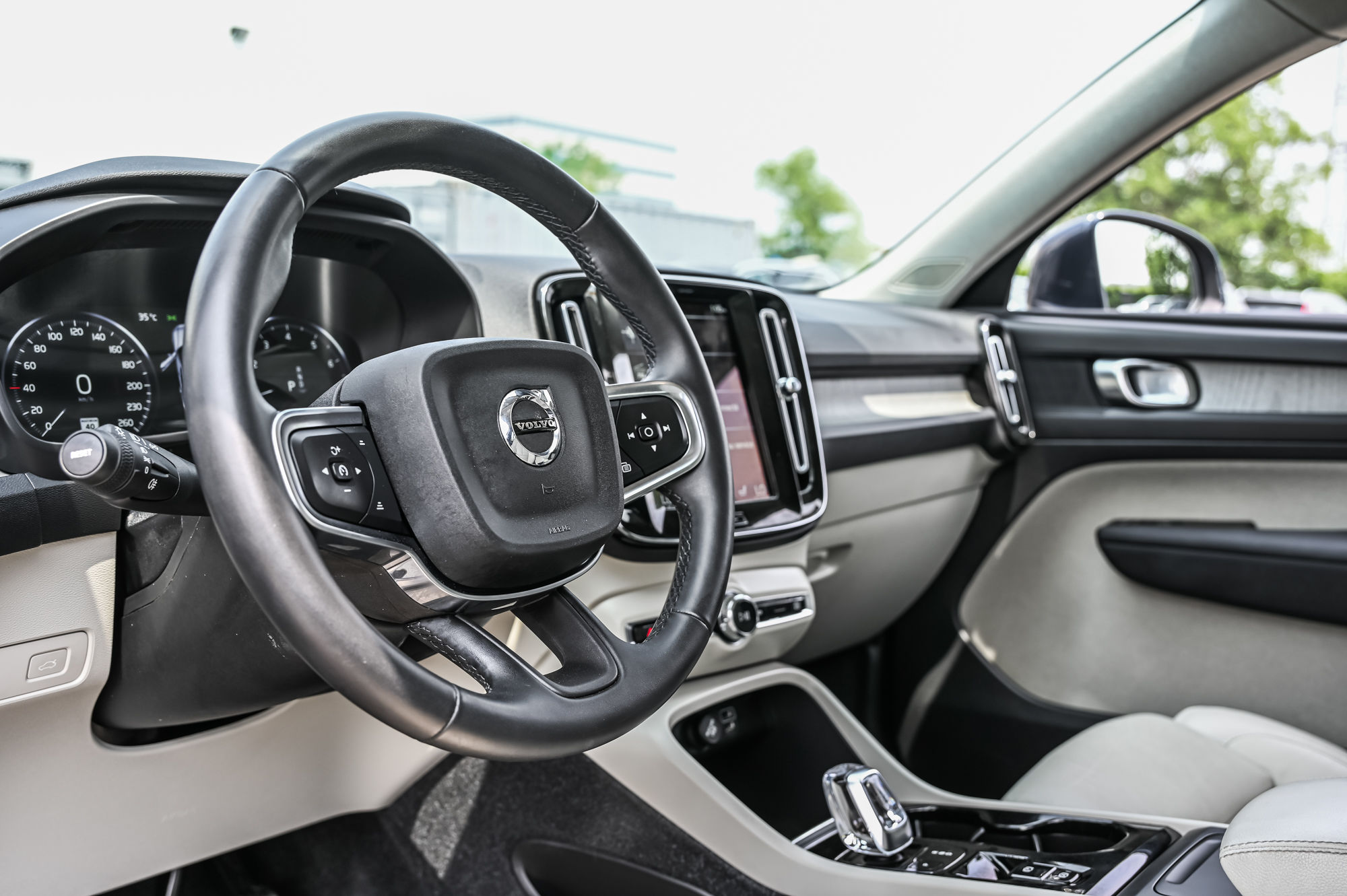 2022 Volvo XC40 in Pointe-Claire, Quebec