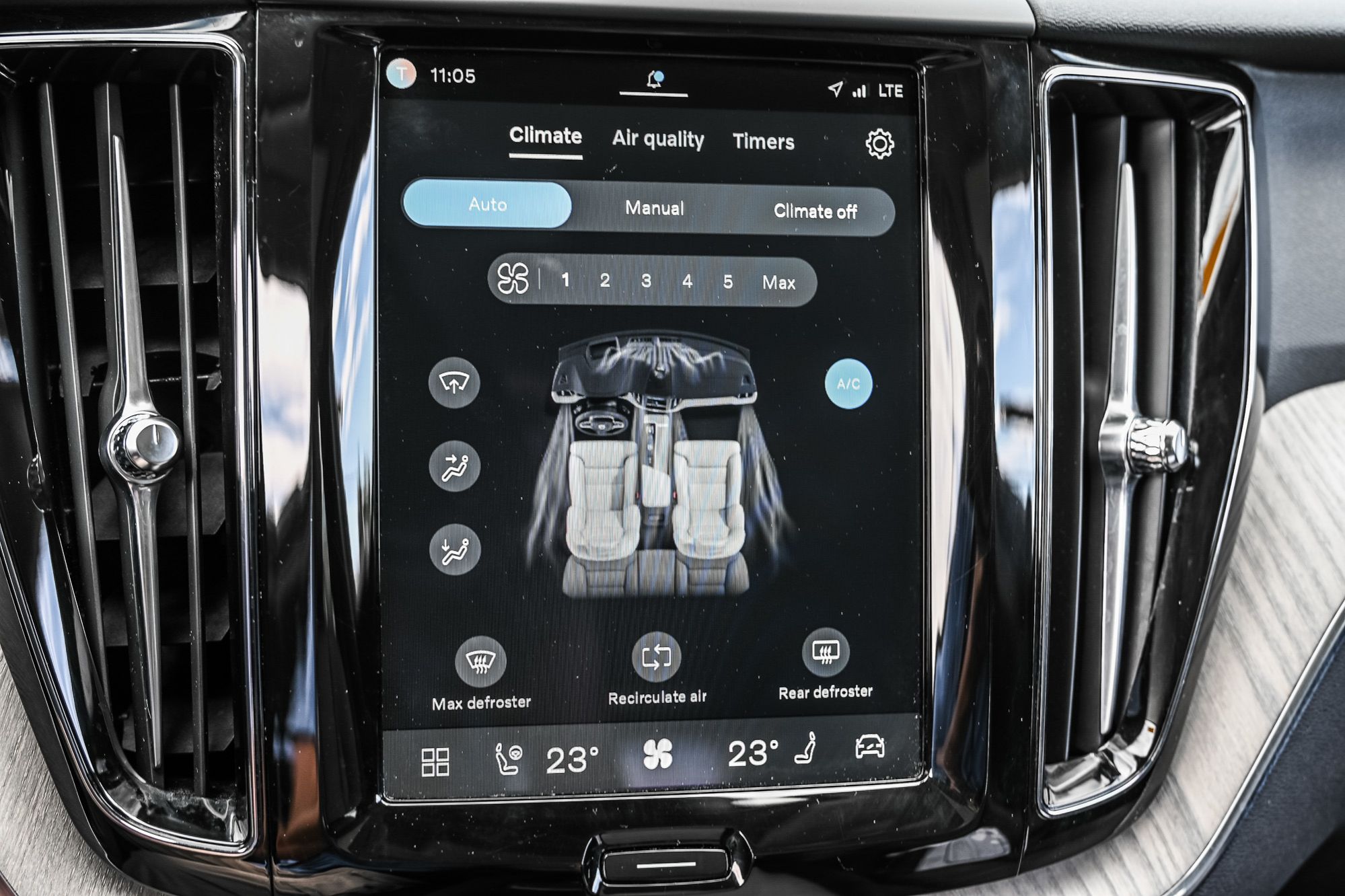 2025 Volvo XC60 Plug-In Hybrid in Pointe-Claire, Quebec