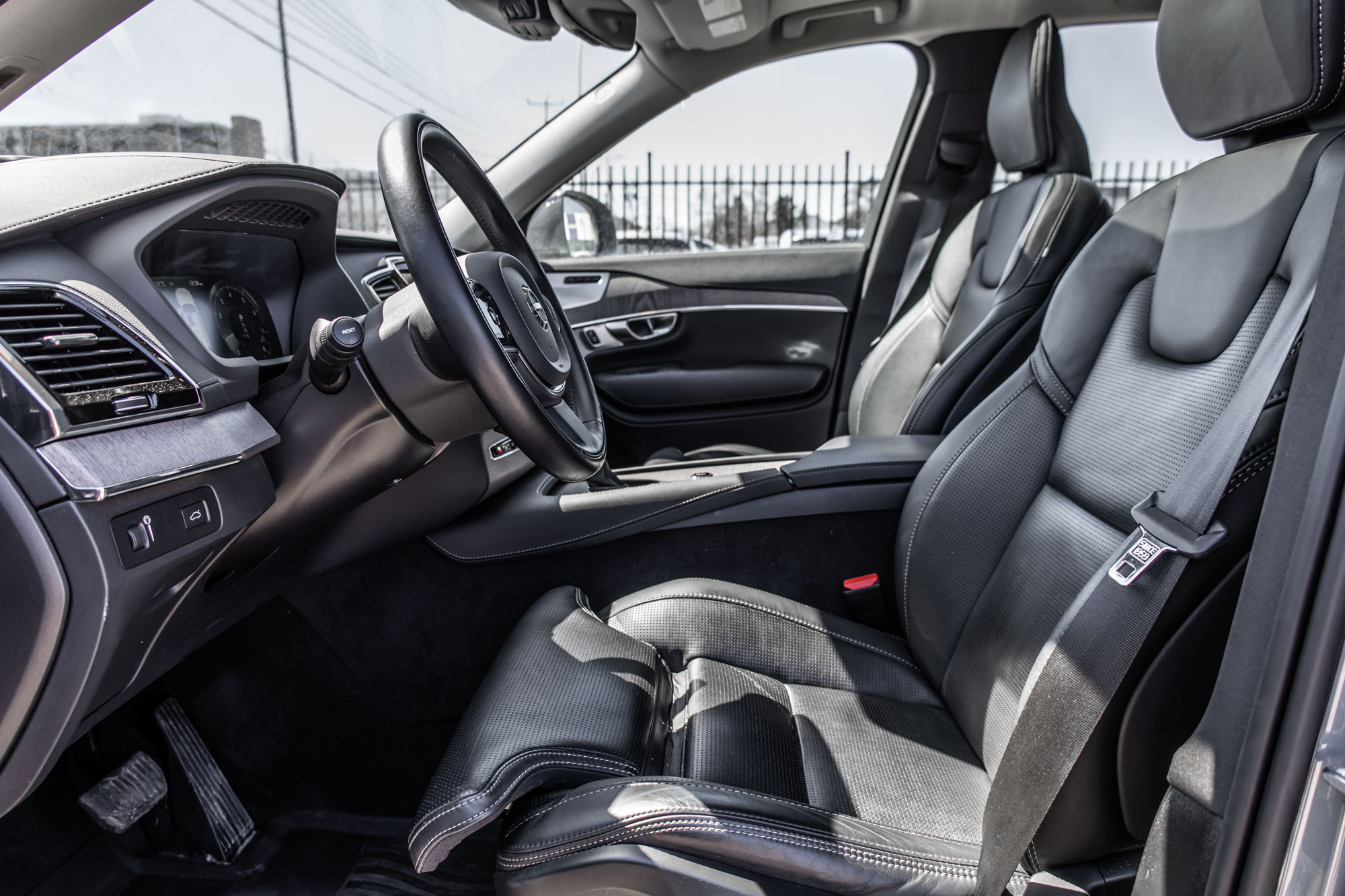 2022 Volvo XC90 in Pointe-Claire, Quebec