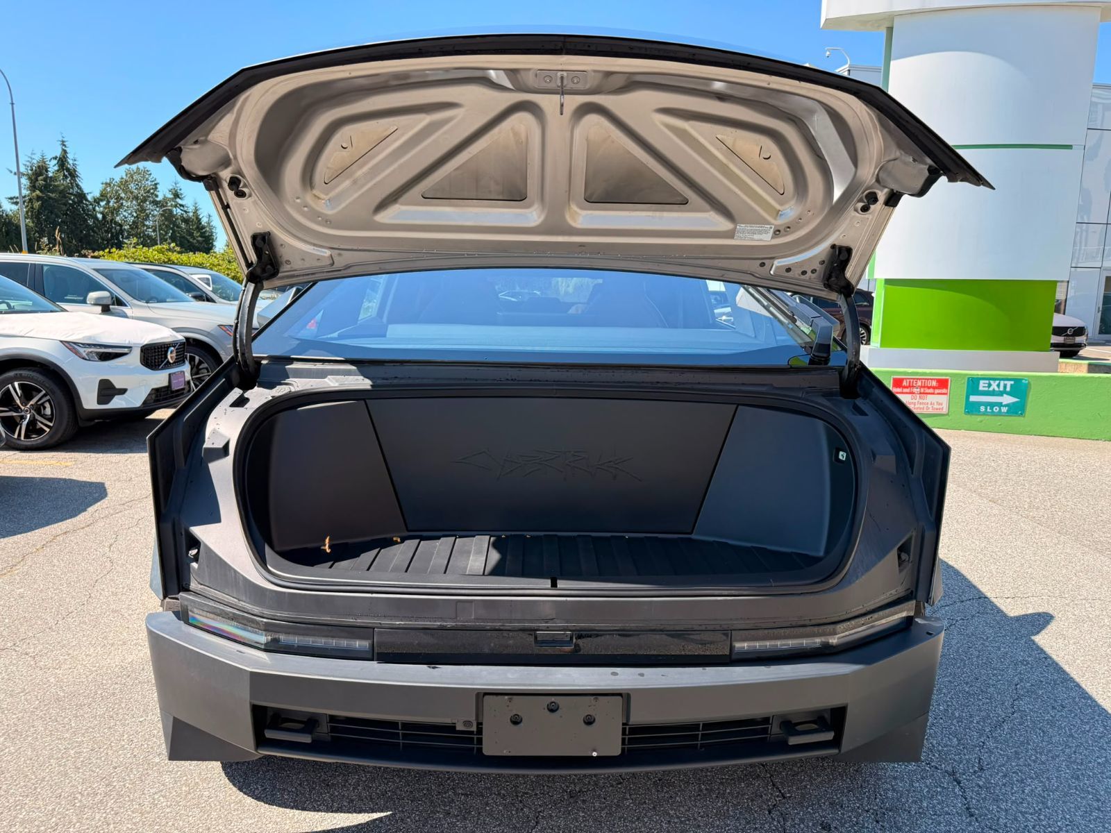Tesla Cybertruck  2024 à Richmond, Colombie-Britannique