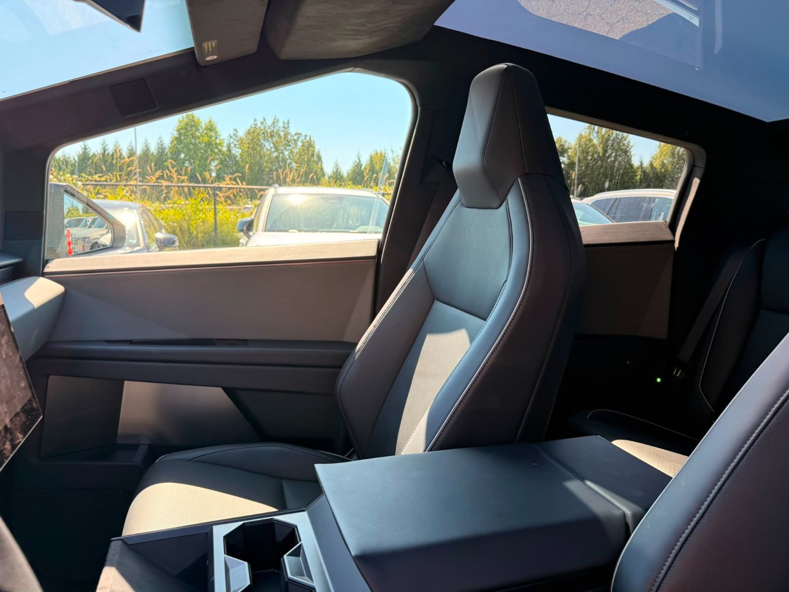 Tesla Cybertruck  2024 à Richmond, Colombie-Britannique