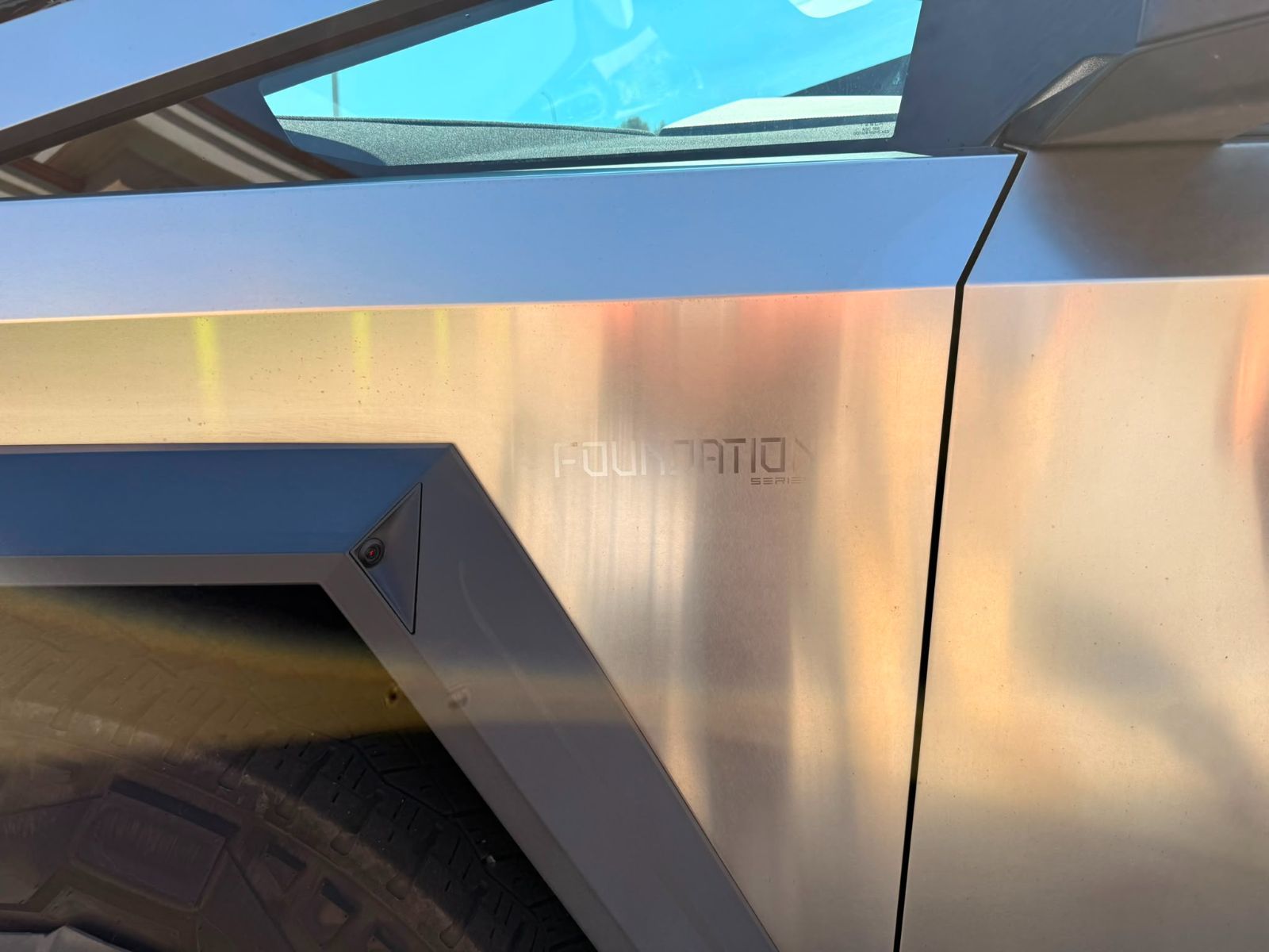 Tesla Cybertruck  2024 à Richmond, Colombie-Britannique