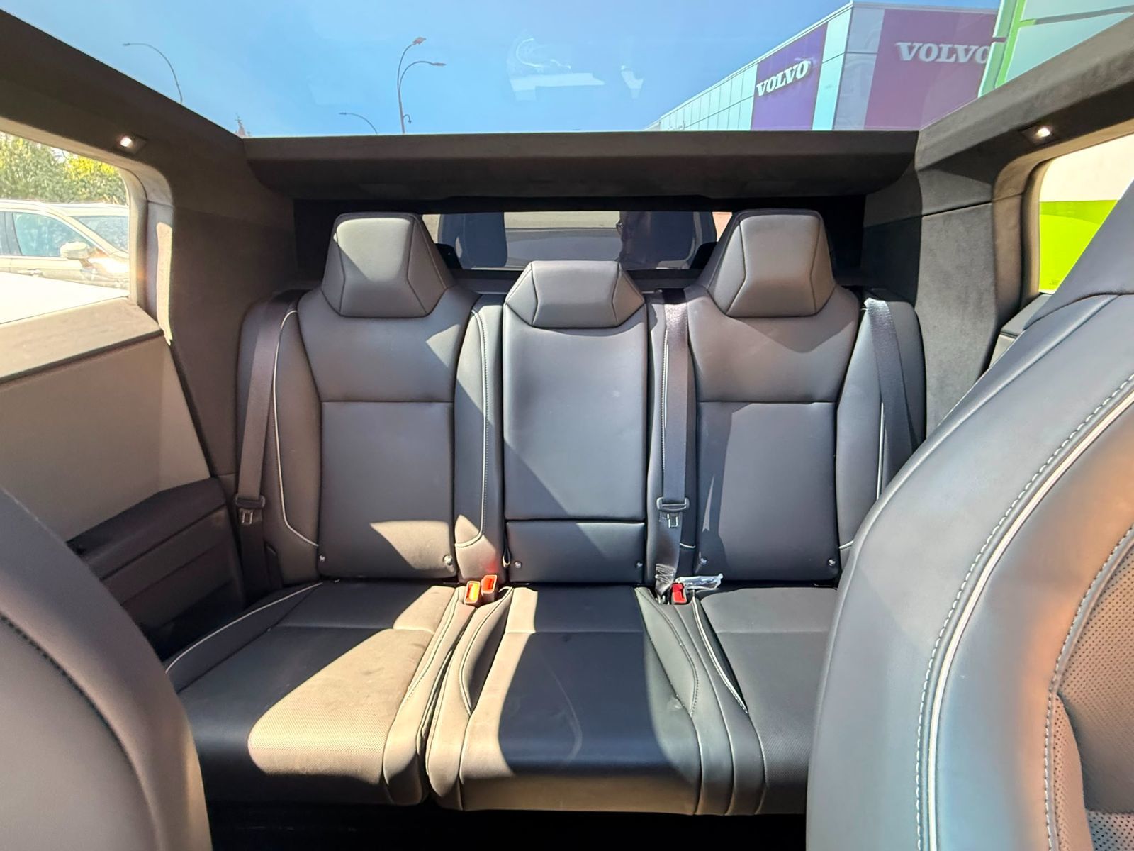 Tesla Cybertruck  2024 à Richmond, Colombie-Britannique