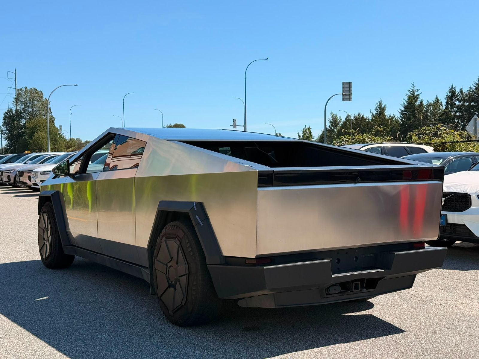 Tesla Cybertruck  2024 à Richmond, Colombie-Britannique