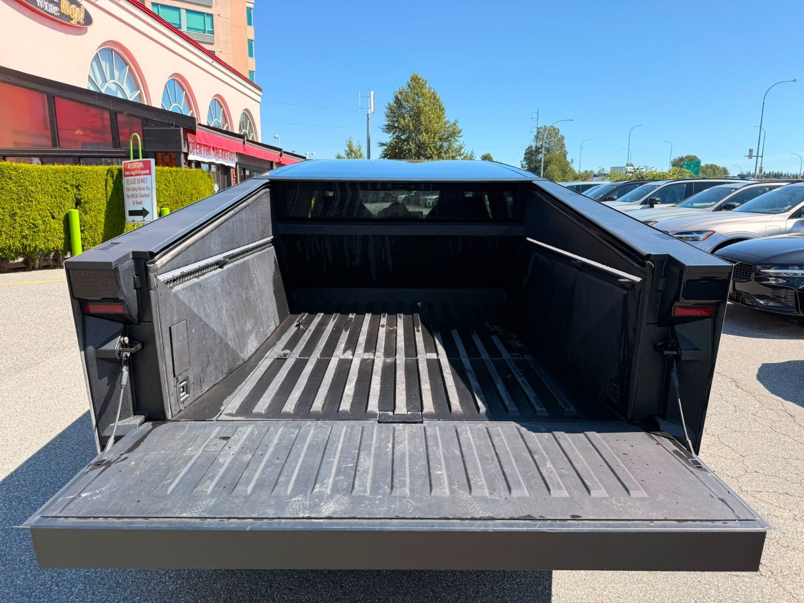 Tesla Cybertruck  2024 à Richmond, Colombie-Britannique