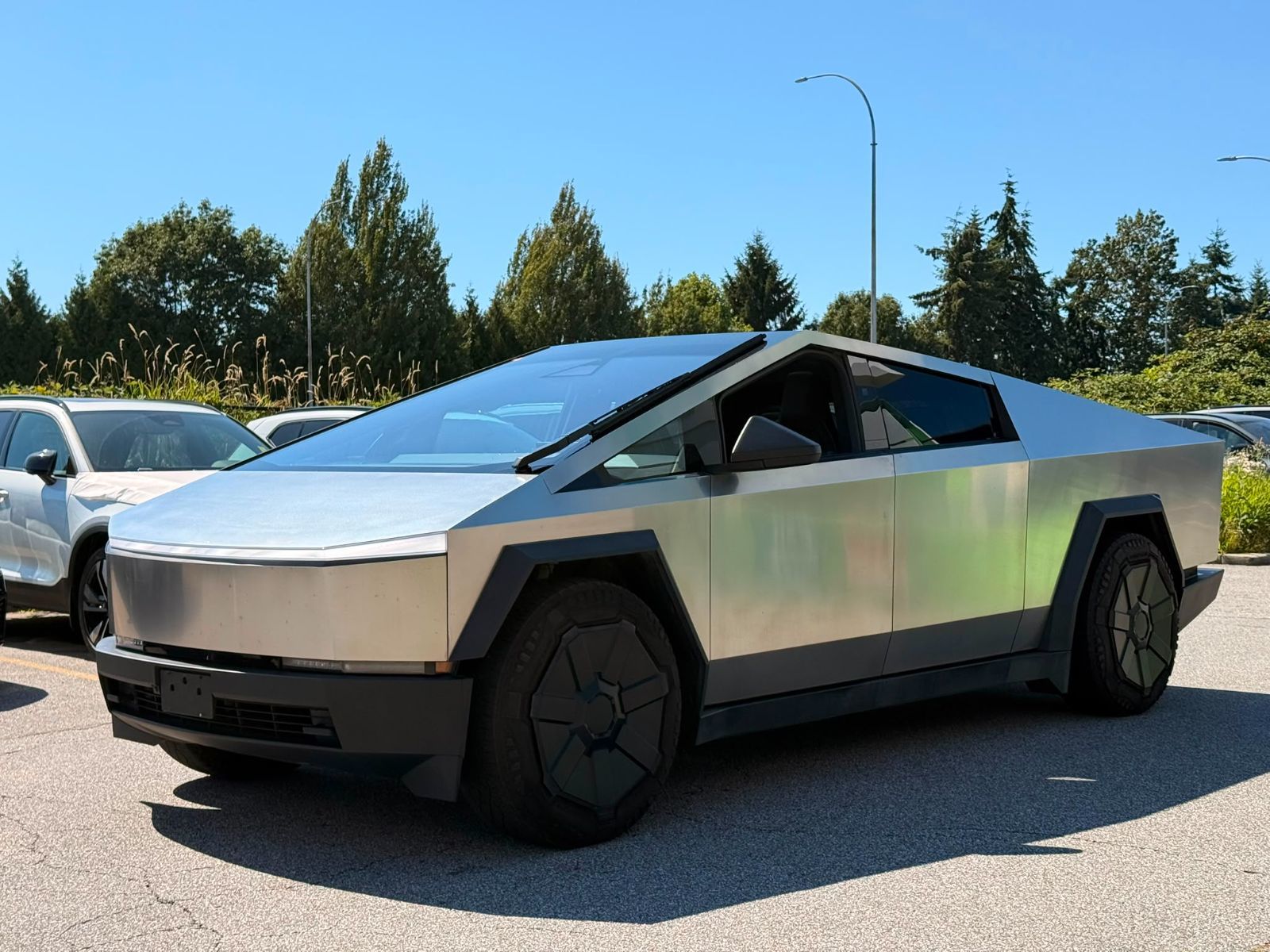 Tesla Cybertruck  2024 à Richmond, Colombie-Britannique