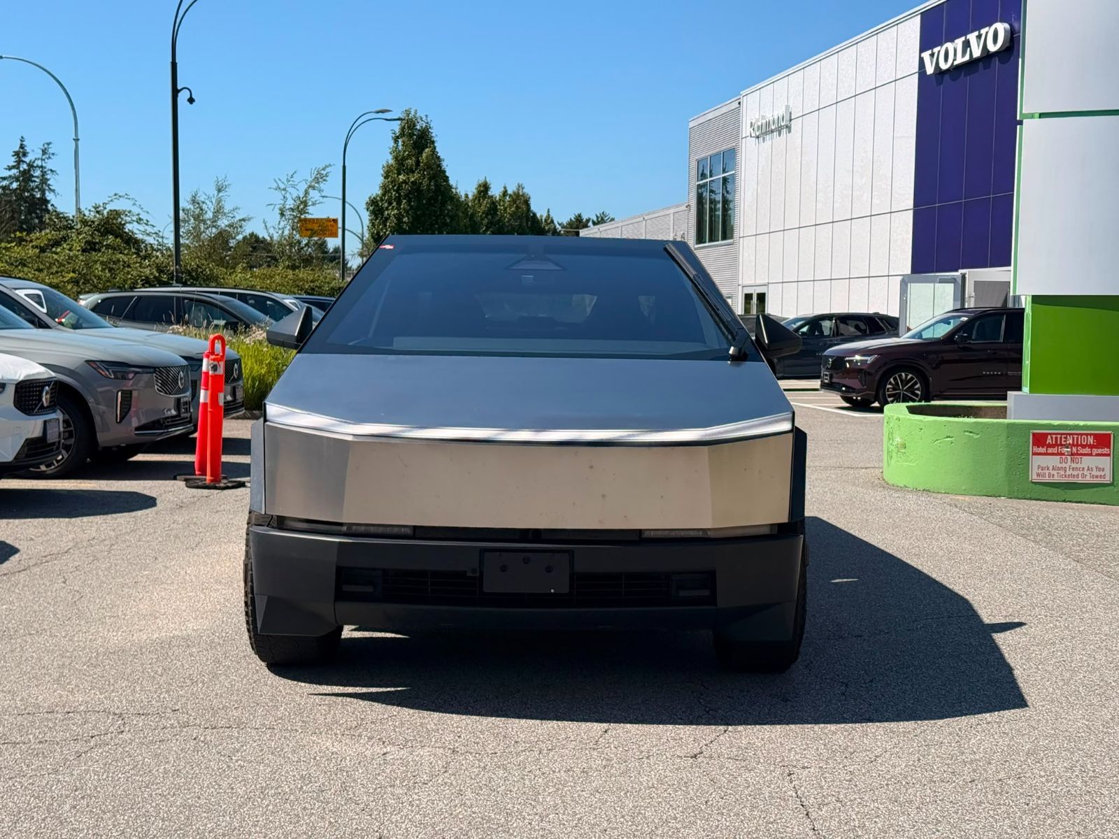 Tesla Cybertruck  2024 à Richmond, Colombie-Britannique