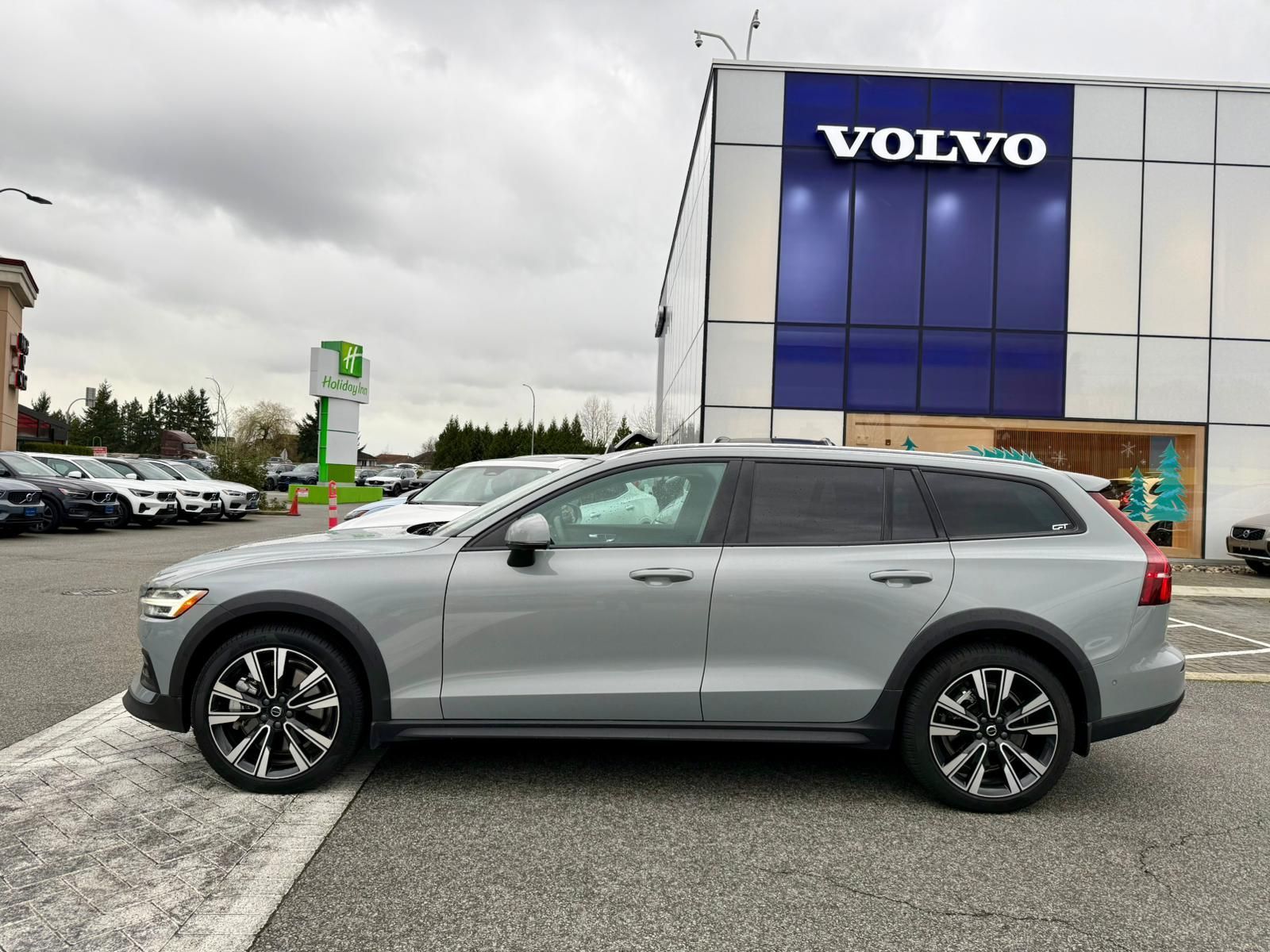 2025 Volvo V60 Cross Country in Richmond, British Columbia