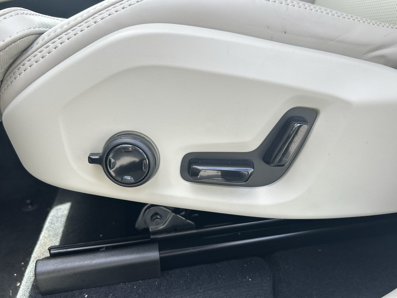 2025 Volvo XC60 Plug-in Hybrid in Richmond, British Columbia