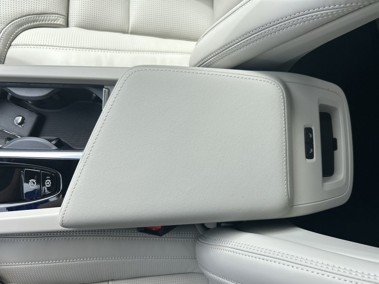2025 Volvo XC60 Plug-in Hybrid in Richmond, British Columbia