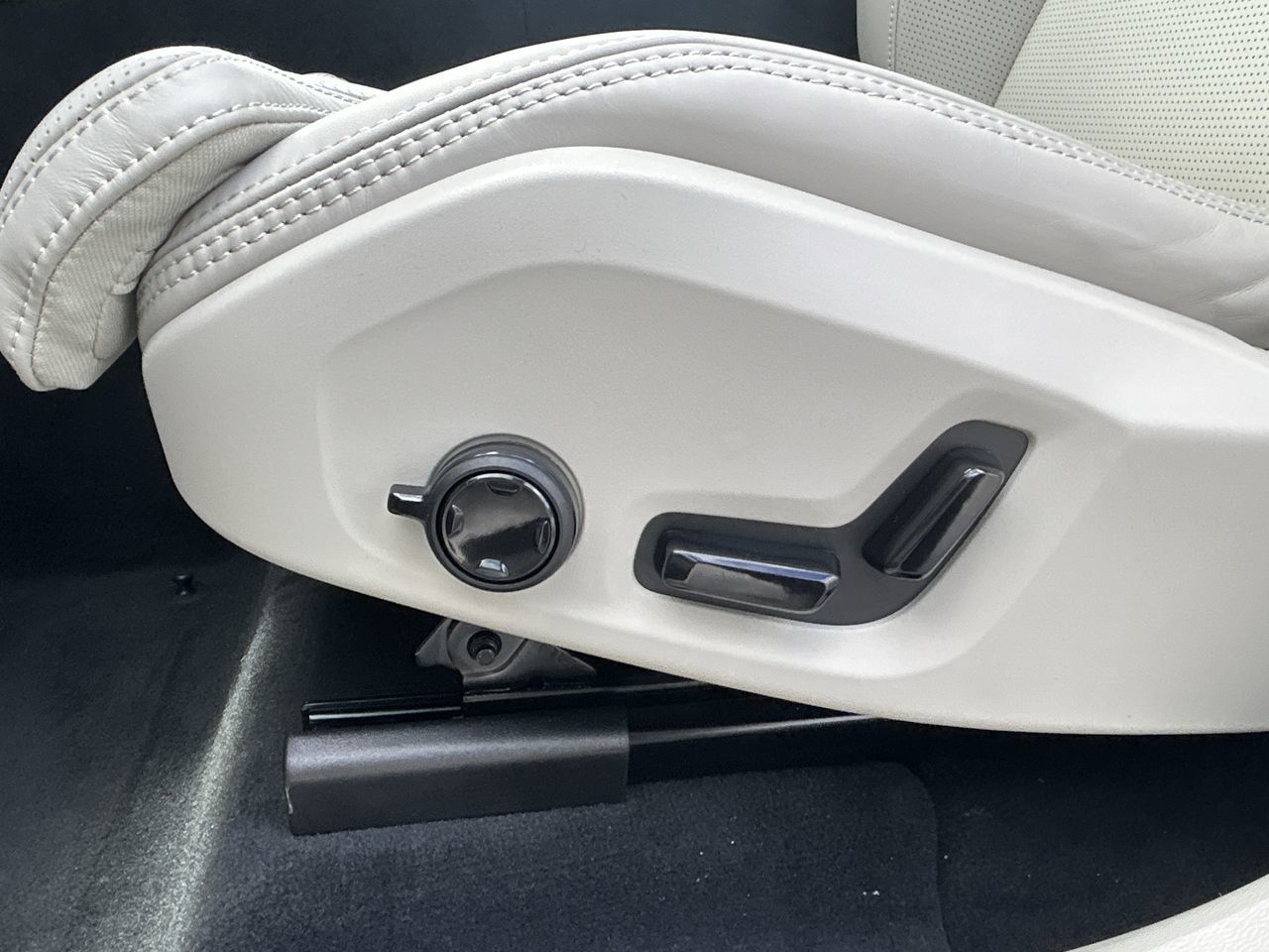 2025 Volvo XC60 Plug-in Hybrid in Richmond, British Columbia