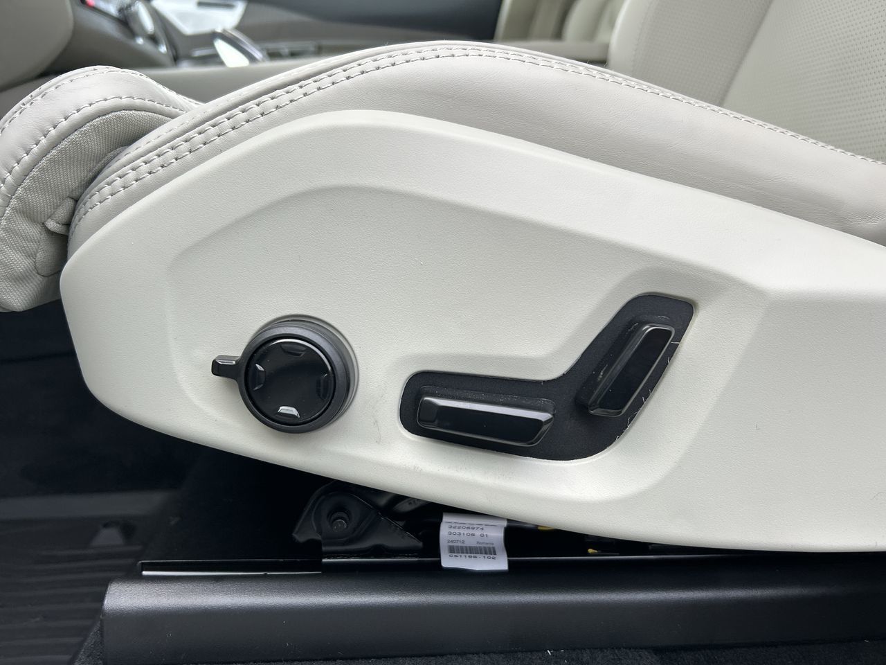 2025 Volvo XC90 PLUG-IN HYBRID in Richmond, British Columbia