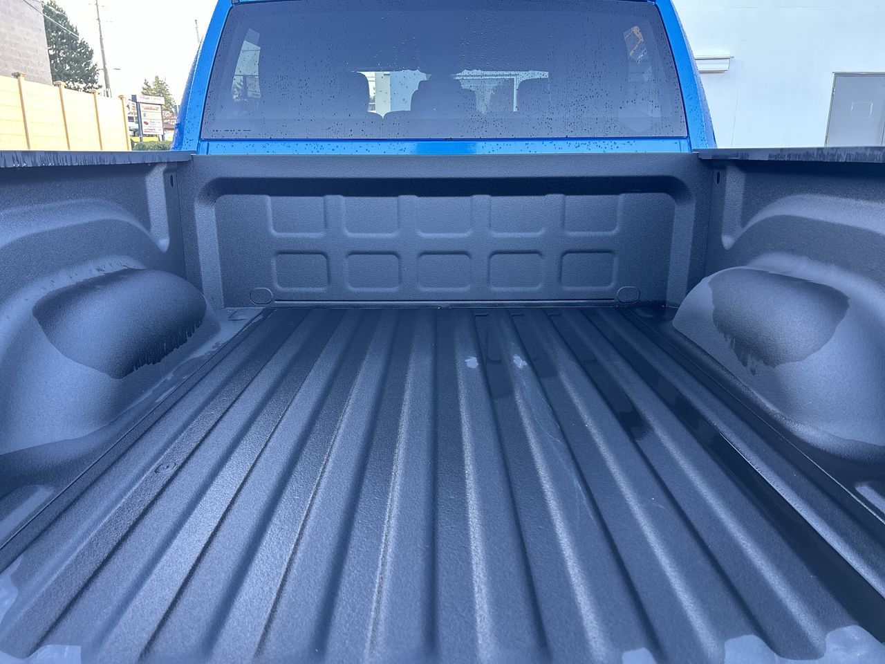 Ram RAM 1500 Classic Crew Cab 4x4 (DS)  2023 à Surrey, Colombie-Britannique