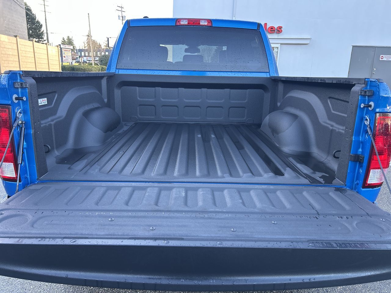 Ram RAM 1500 Classic Crew Cab 4x4 (DS)  2023 à Surrey, Colombie-Britannique
