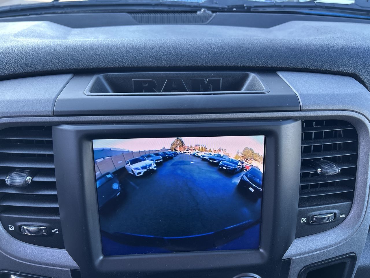 Ram RAM 1500 Classic Crew Cab 4x4 (DS)  2023 à Surrey, Colombie-Britannique