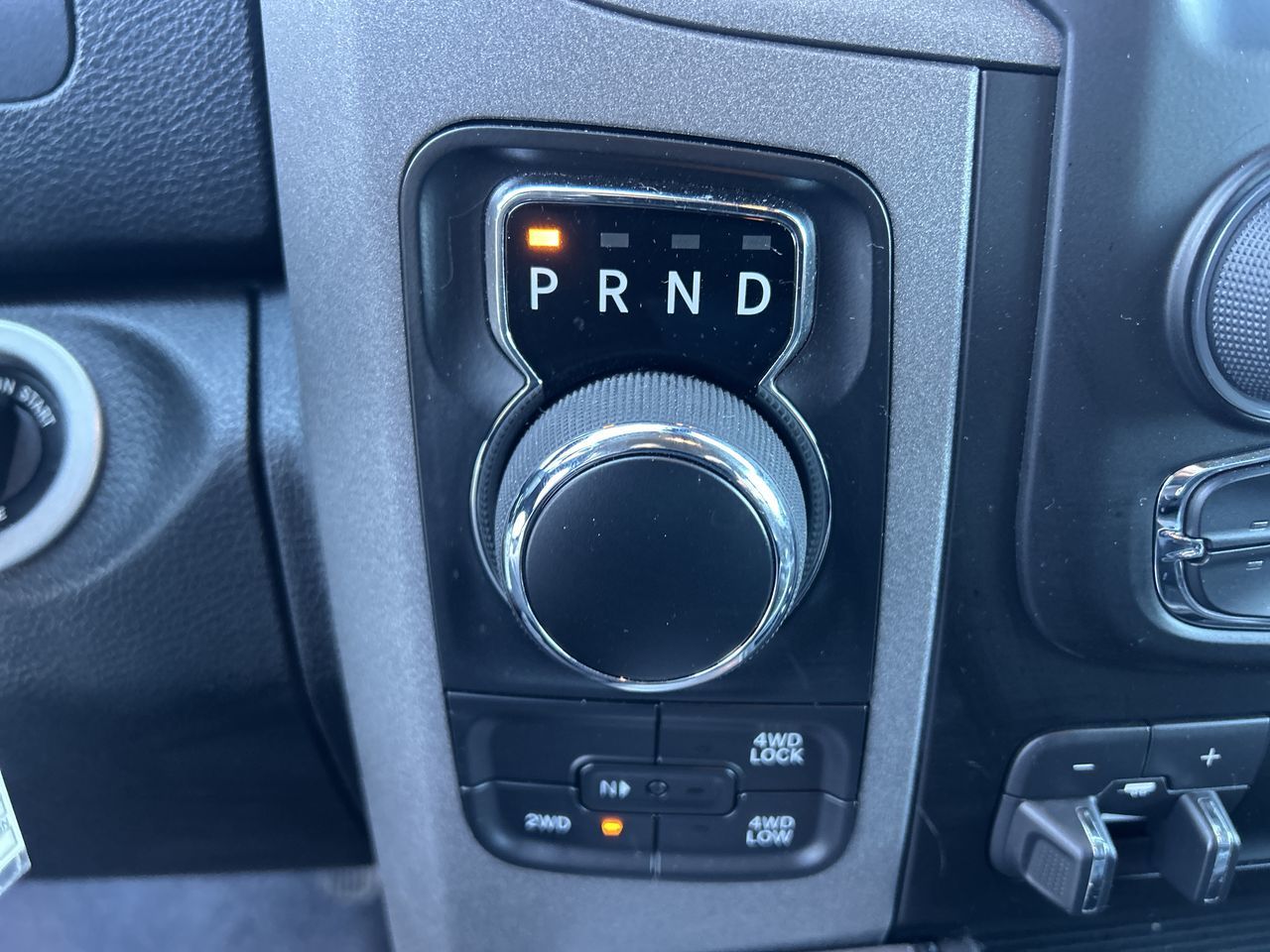 Ram RAM 1500 Classic Crew Cab 4x4 (DS)  2023 à Surrey, Colombie-Britannique