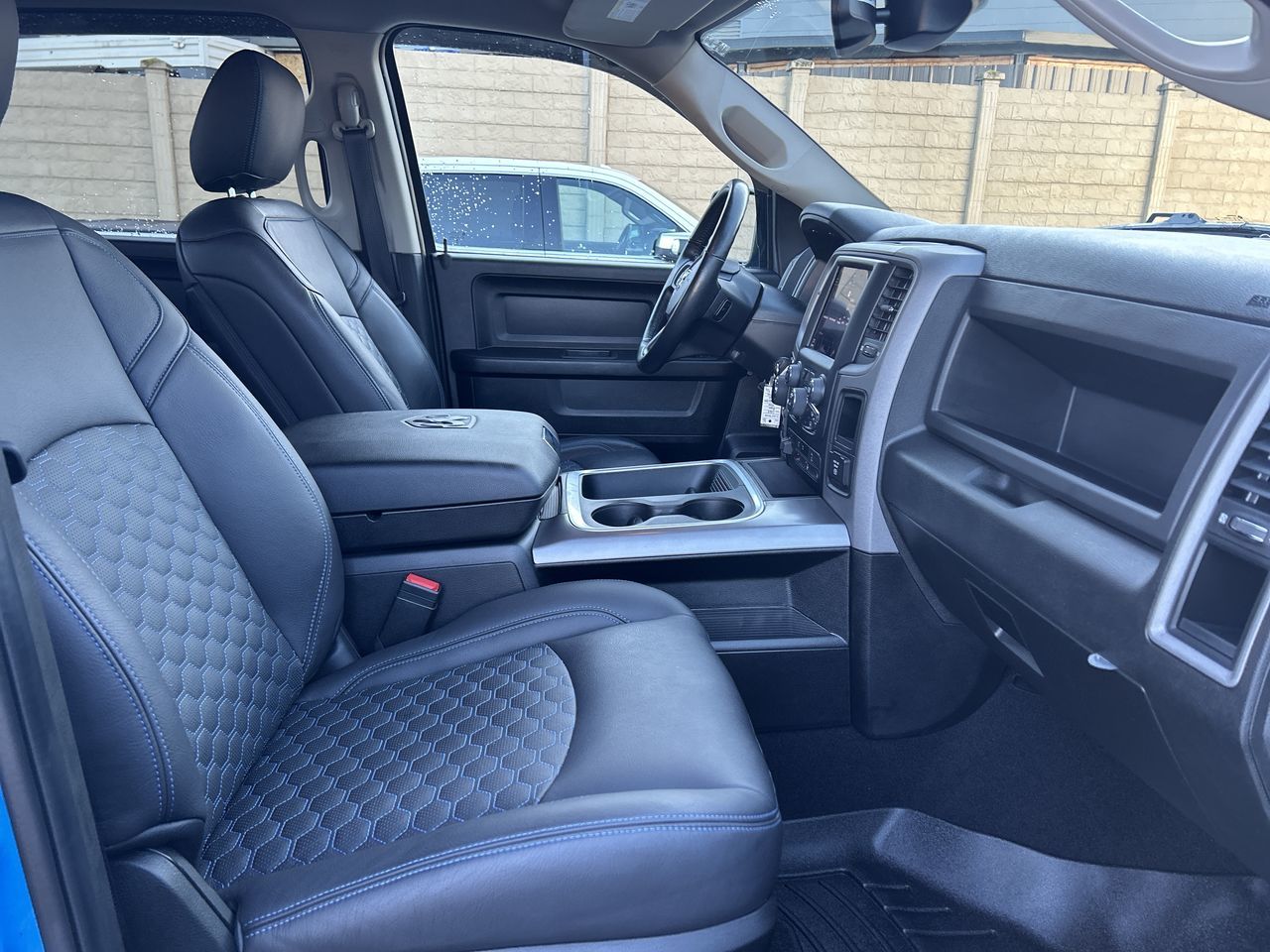 Ram RAM 1500 Classic Crew Cab 4x4 (DS)  2023 à Surrey, Colombie-Britannique