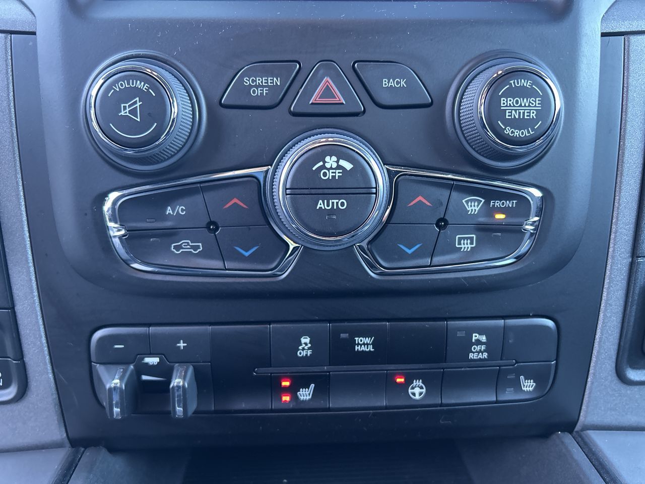 Ram RAM 1500 Classic Crew Cab 4x4 (DS)  2023 à Surrey, Colombie-Britannique