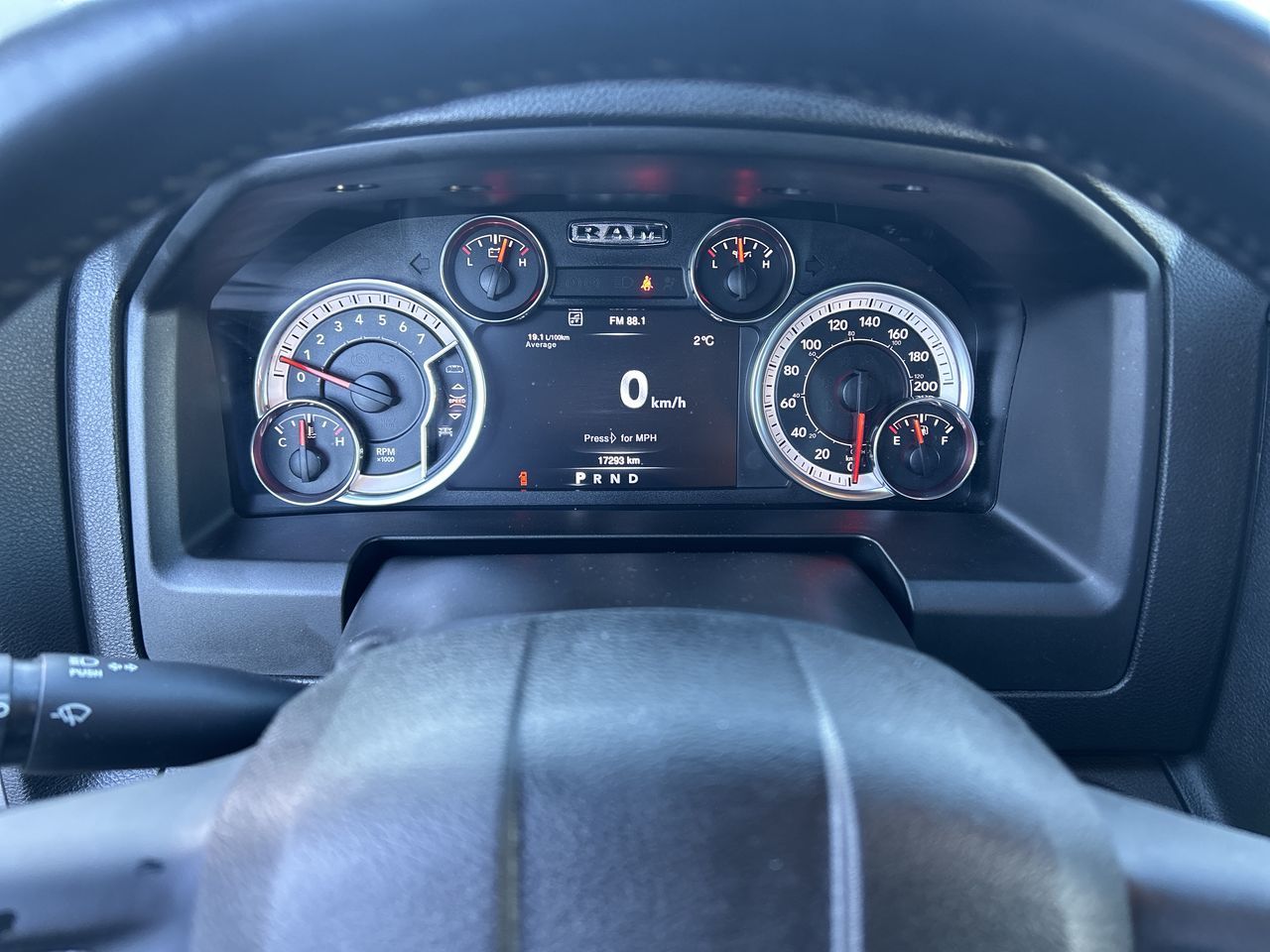 Ram RAM 1500 Classic Crew Cab 4x4 (DS)  2023 à Surrey, Colombie-Britannique