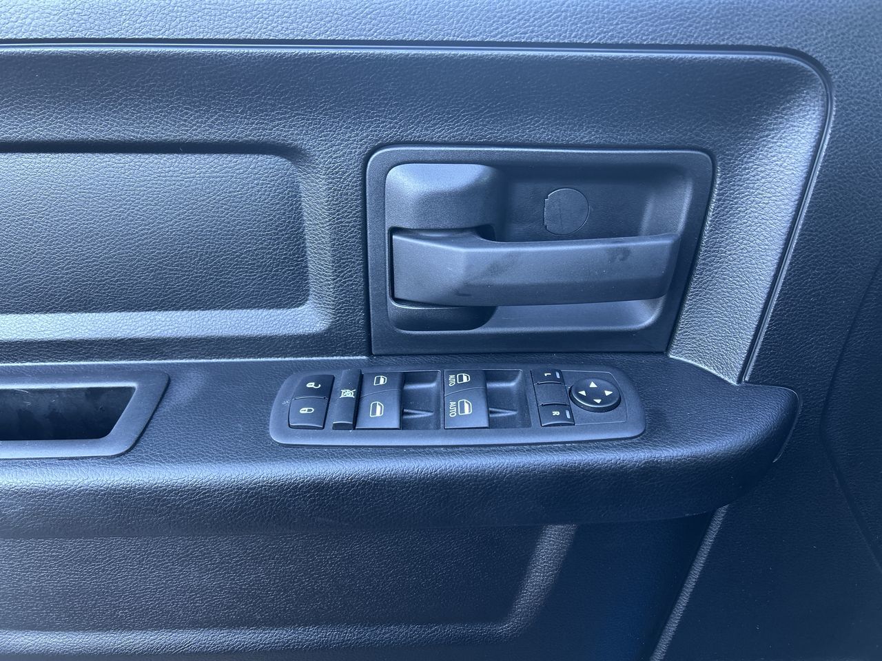 Ram RAM 1500 Classic Crew Cab 4x4 (DS)  2023 à Surrey, Colombie-Britannique