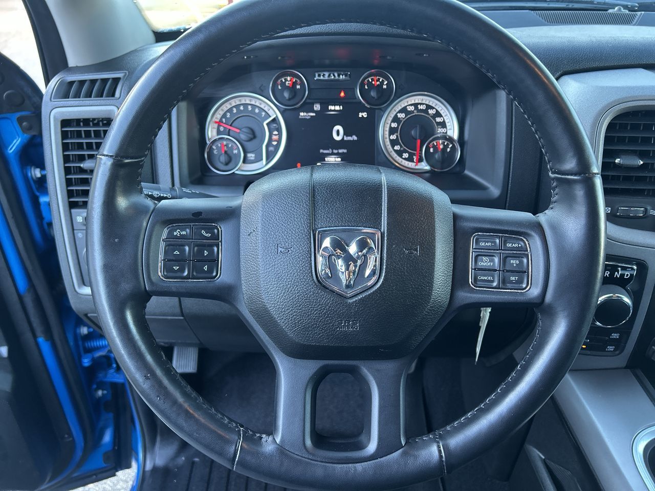 Ram RAM 1500 Classic Crew Cab 4x4 (DS)  2023 à Surrey, Colombie-Britannique