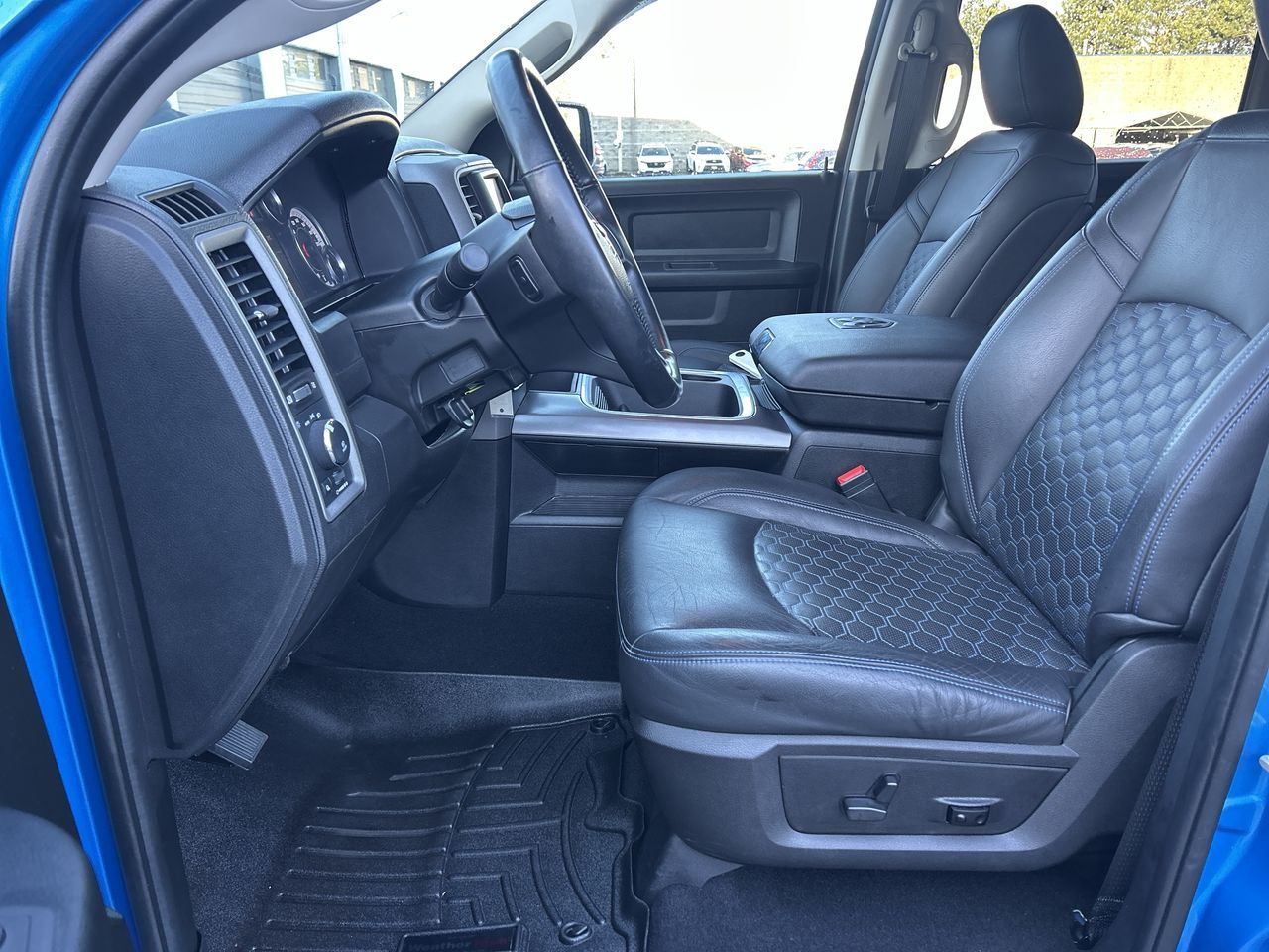 Ram RAM 1500 Classic Crew Cab 4x4 (DS)  2023 à Surrey, Colombie-Britannique