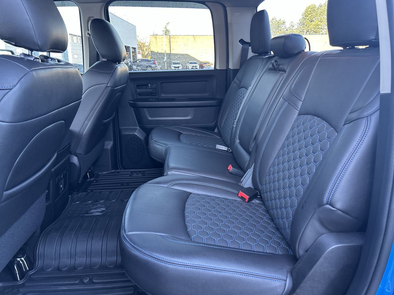 Ram RAM 1500 Classic Crew Cab 4x4 (DS)  2023 à Surrey, Colombie-Britannique