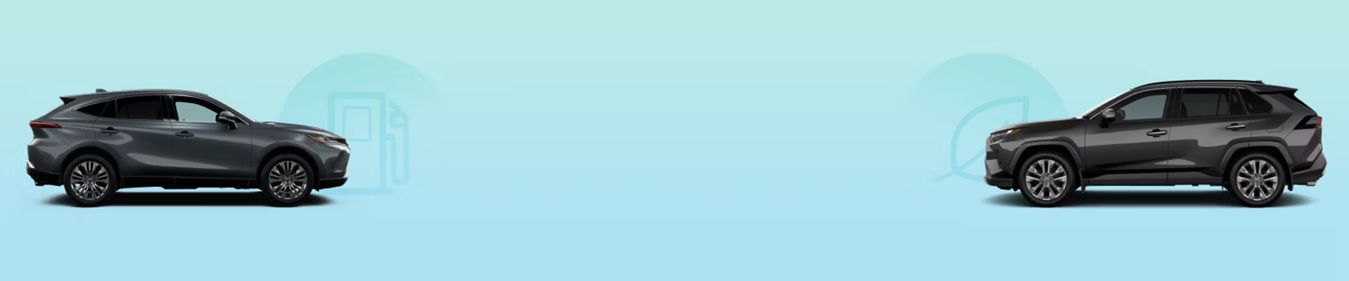 Une gamme de diverses berlines et VUS hybrides Toyota stationnés sur une surface de gravier avec une chaîne de montagnes en arrière-plan.