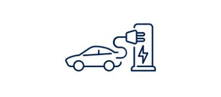 Icône linéaire d'une voiture branchée par un câble à une borne de recharge électrique.