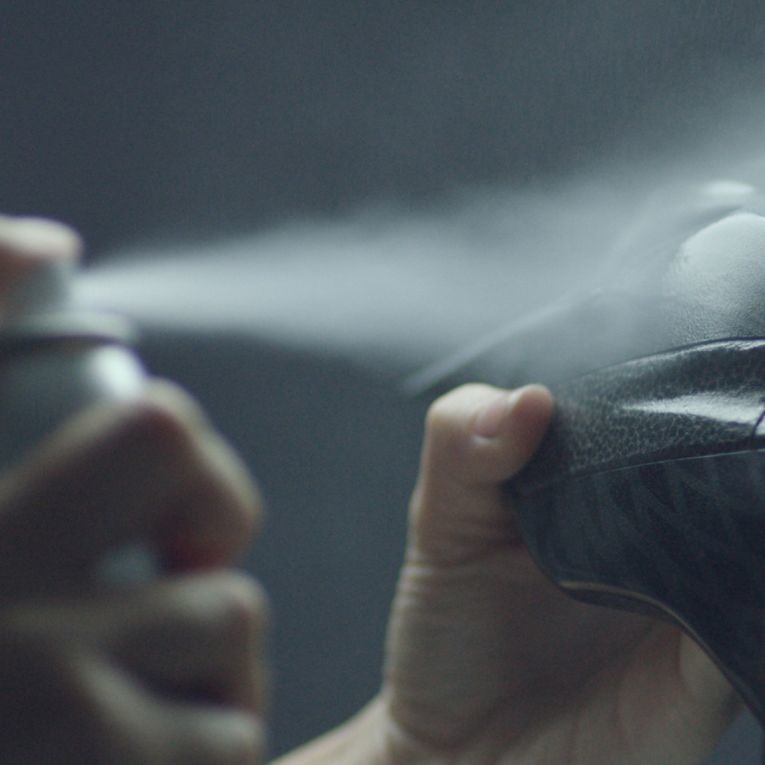 Volvo Life Paint Spray: Damit reflektieren Radfahrer nachts - DER