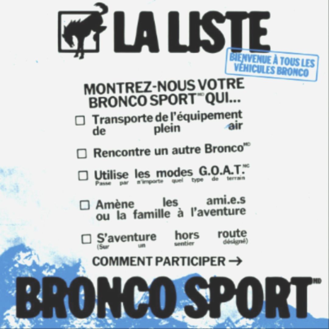 Homme souriant portant une veste rouge, debout dans un concessionnaire automobile.