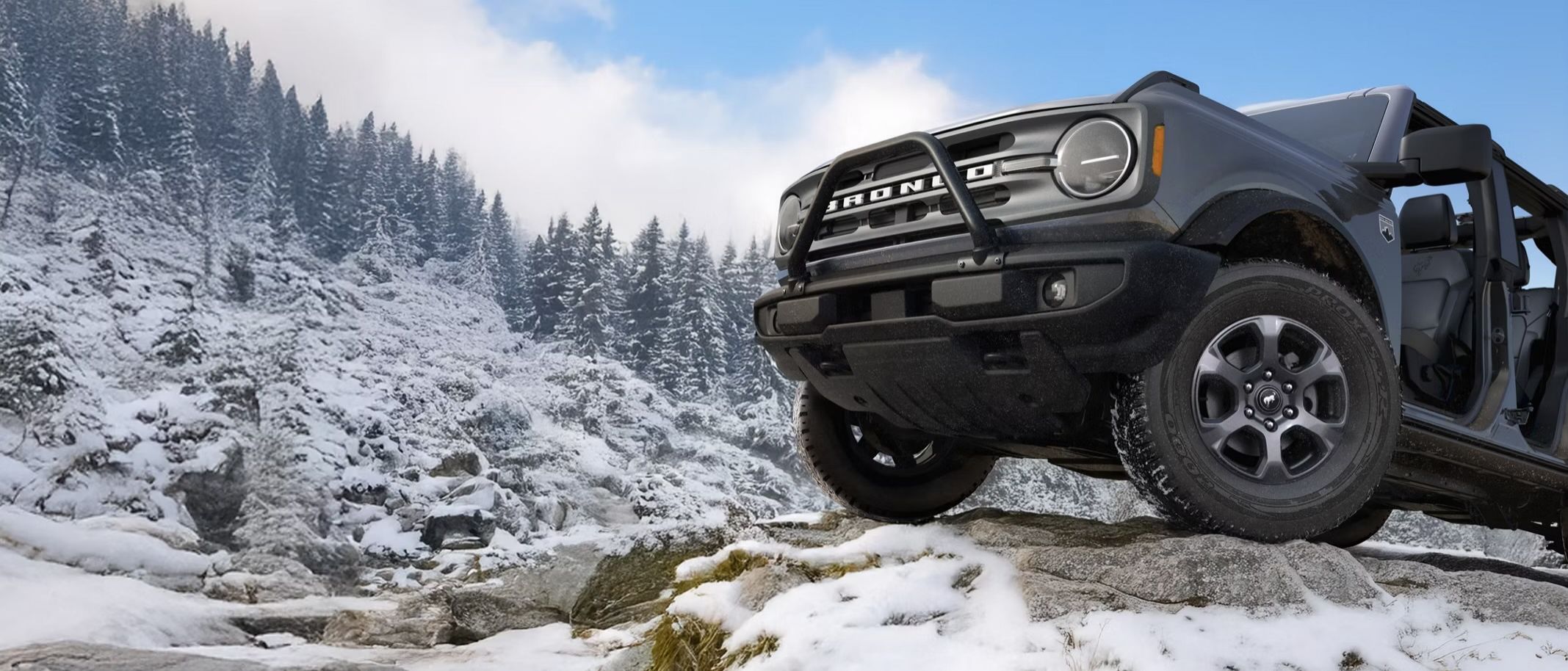 Rangée de voitures neuves dans une salle d'exposition de concessionnaire, avec une voiture rouge au premier plan.