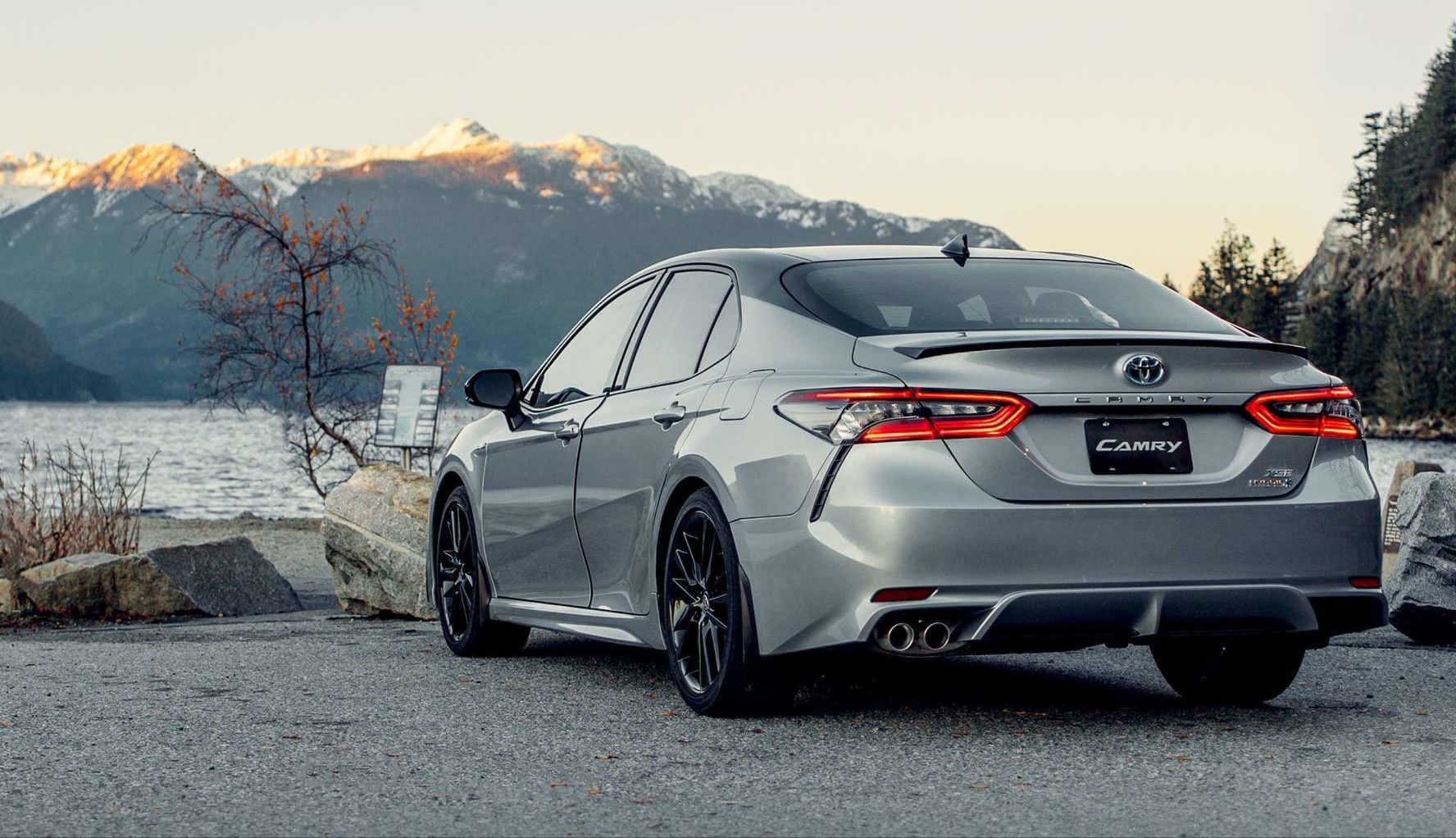 Nouvelle berline Toyota Camry au coucher du soleil, disponible chez Alma Toyota in Alma.