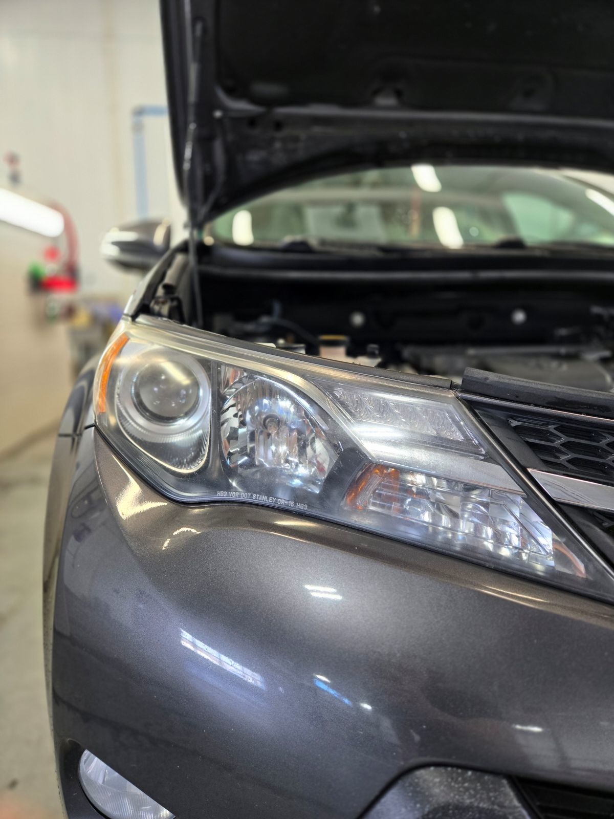 Phare de voiture restauré après un service d'esthétique automobile Touche Toyota à Alma.