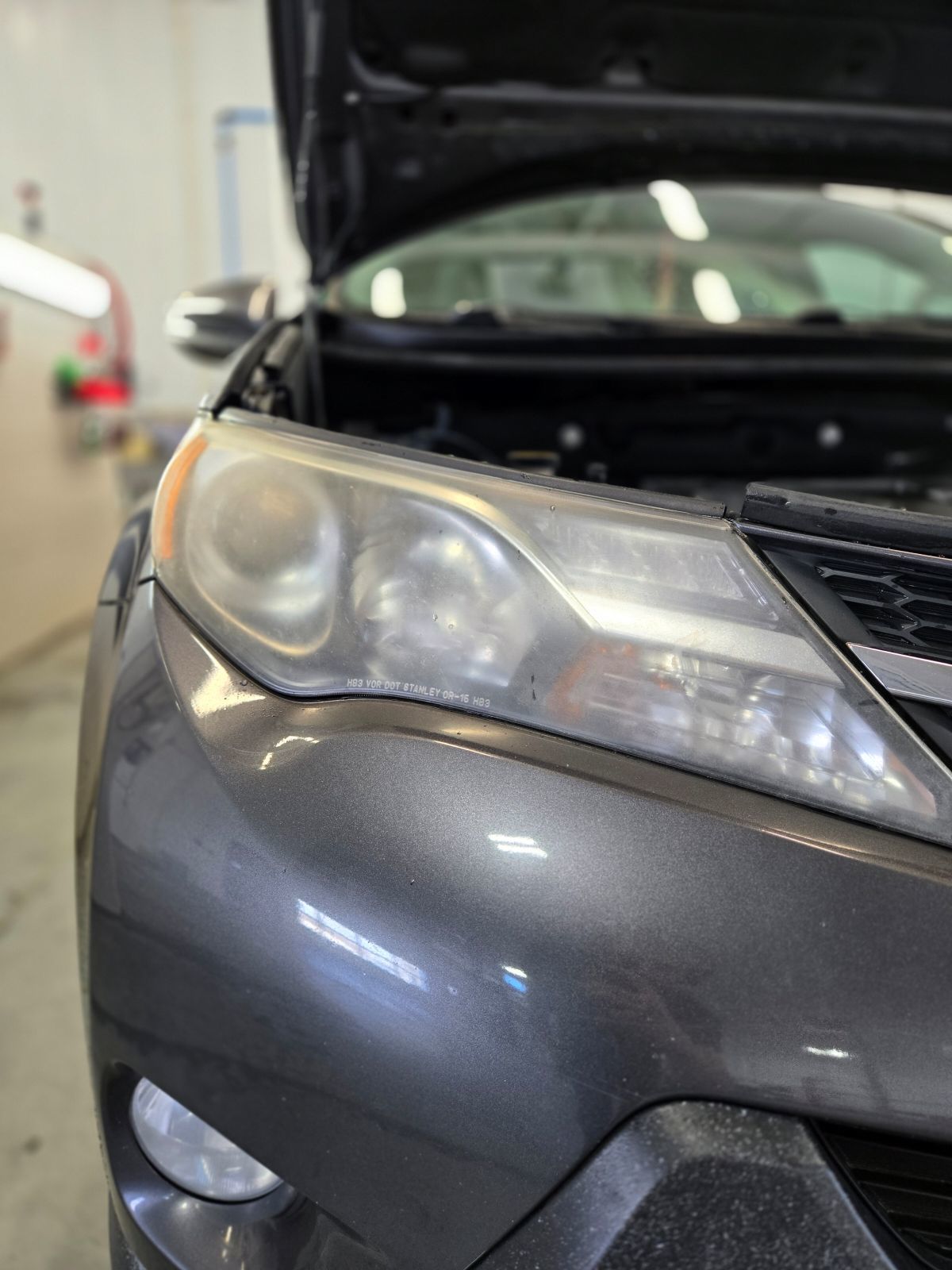 Phare de voiture terni avant la restauration de la peinture et le service d'esthétique à Alma Toyota.