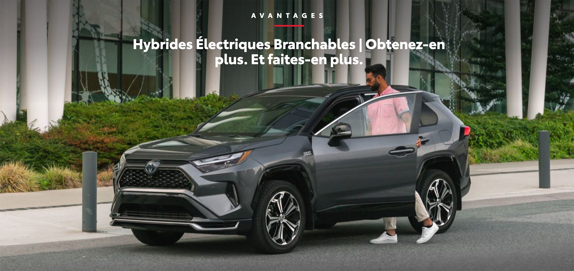  Homme montant dans un VUS Toyota RAV4 Hybride Rechargeable (Prime) gris. Texte: Hybrides Électriques Branchables | Obtenez-en plus. Et faites-en plus.
