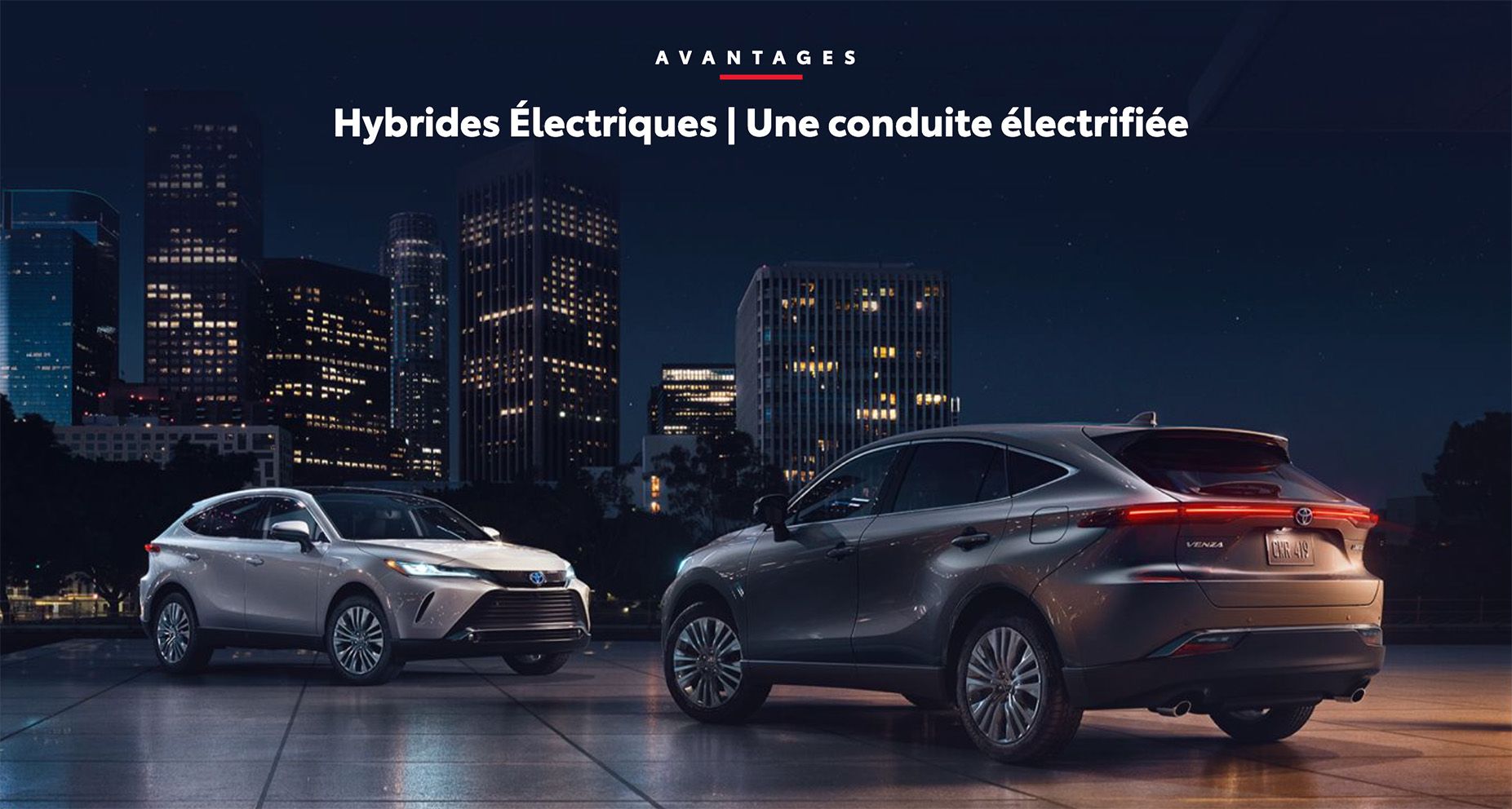 Deux VUS Toyota Venza hybrides de nuit en ville. Texte: Hybrides Électriques | Une conduite électrifiée.