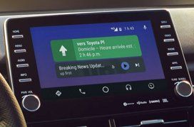 Écran de voiture affichant l'interface Android Auto avec carte.